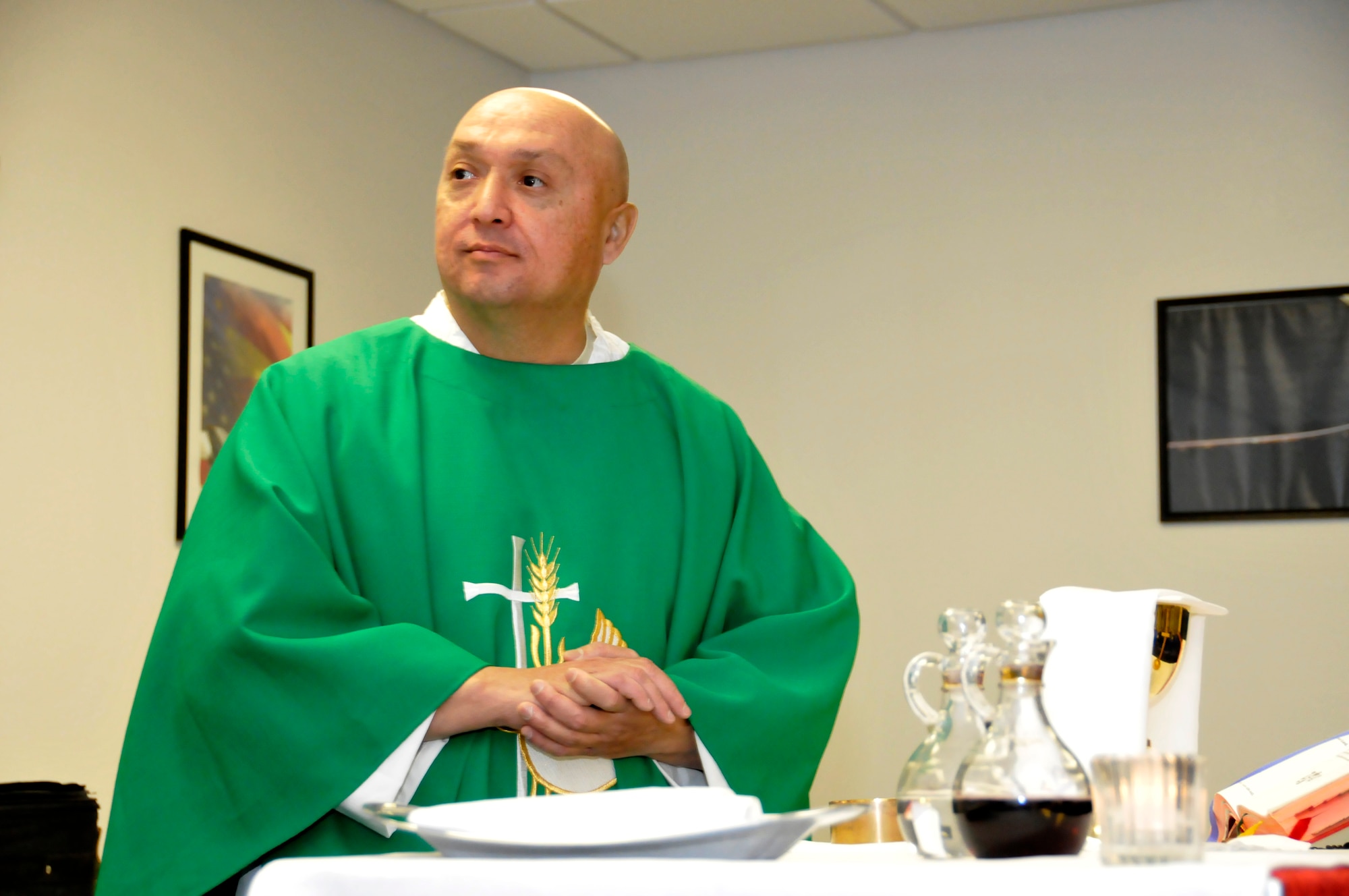 Chaplain (Maj.) Mike Martinez conducts Catholic mass for Arizona Air National Guardsmen assigned to Tucson’s 162nd Fighter Wing during a Unit Training Assembly weekend. (U.S. Air Force photo/Tech. Sgt. Hollie Hansen)