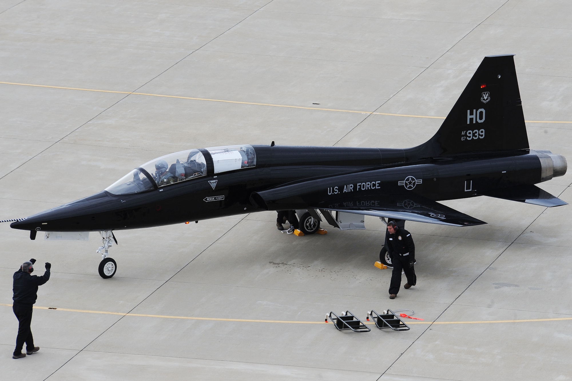 A T-38 Talon arrives at Langley AFB, Va., April 1, 2011 from Holloman Air Force Base, N.M. The aircraft, flown by Col. Kevin Mastin, 1st Fighter Wing vice commander, is temporarily assigned to the 1st Fighter Wing to support combat readiness training for the pilots. (U.S. Air Force photo by Senior Airman Brian Ybarbo/Released)

   