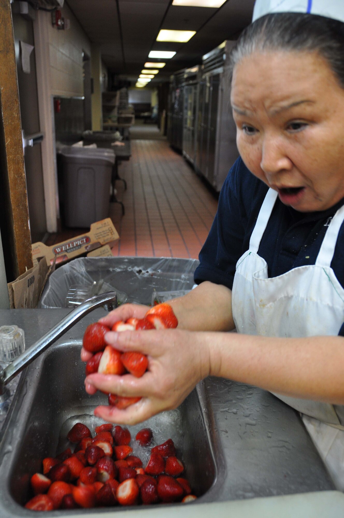 Head cook Nam Dodson prepares fresh starwberries in the Hap Arnold Club kitchen in preparation for troop feeding during a Unit Training Assembly.  Fresh fruits and vegetables provide a healthy choice for reservists.  (U.S. Air Force photo/Linda Welz) 