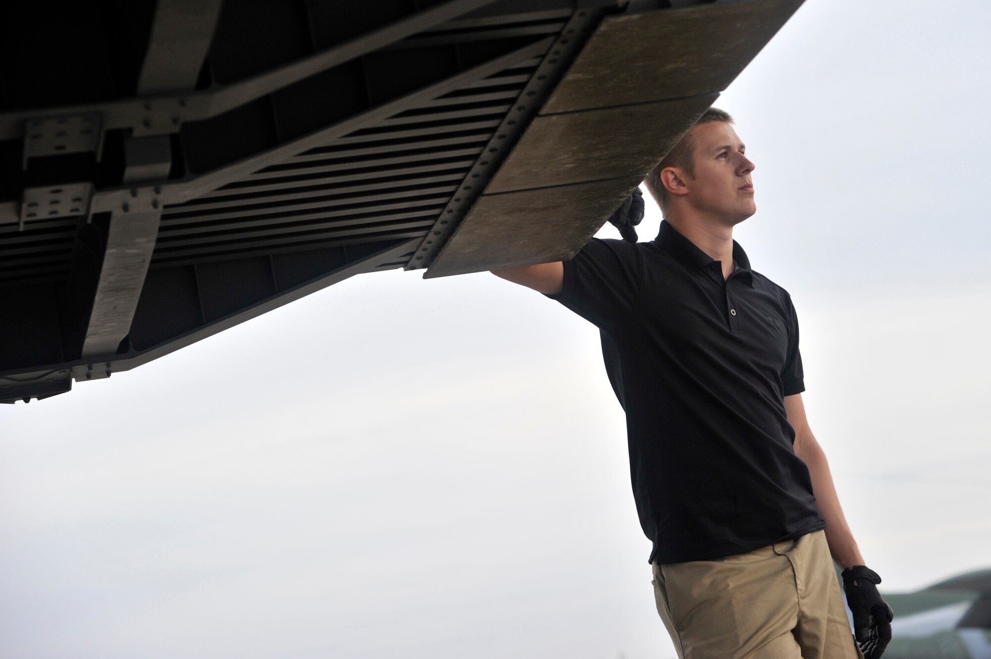 Airman 1st Class Kolt Putnam, contingency response team air transportation specialist assigned to the 621st Contingency Response Wing from Joint Base McGuire-Dix-Lakehurst, N.J., conducts aircraft on-load operations at Galeao Air Base, Rio de Janeiro, Brazil in support of President Obama's visit to Latin America March 19-23. Thirty-five Airmen tasked for the contingency response team expanded capability at airfields in Brasilia and Rio de Janeiro, Brazil, Santiago, Chile and San Salvador, El Salvador in support of air mobility requirements for presidential personnel and cargo.(U.S. Air Force photo by Tech. Sgt. Laura K. Deckman/released)