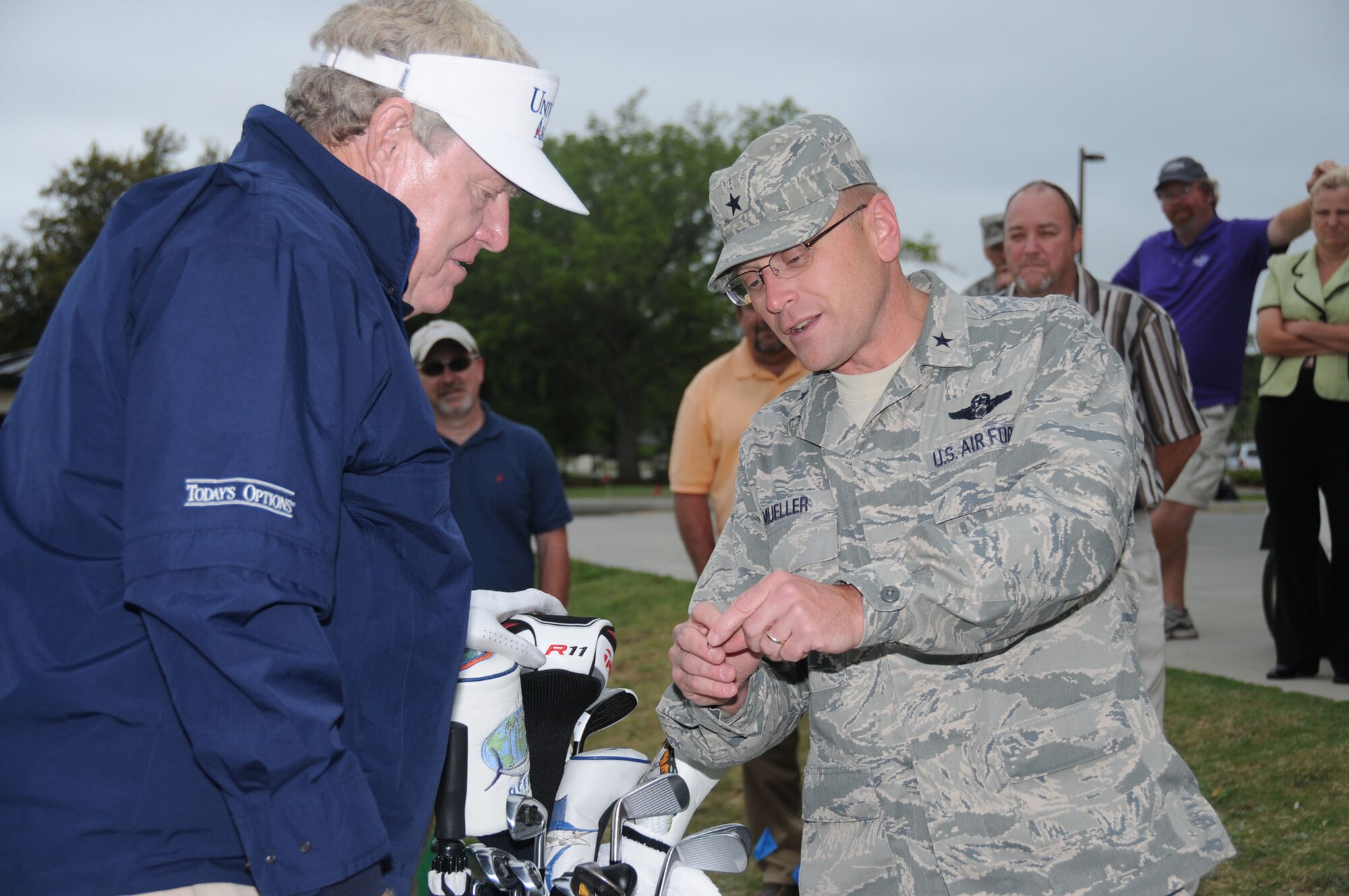 Pro golfer Andy Bean receives an 81st Training Wing coin from Brig. Gen. Andrew Mueller during a free clinic he and pro golfer Ching Soon Luc gave March 30 at the Bay Breeze Golf Course.  (U.S. Air Force photo by Kemberly Groue)