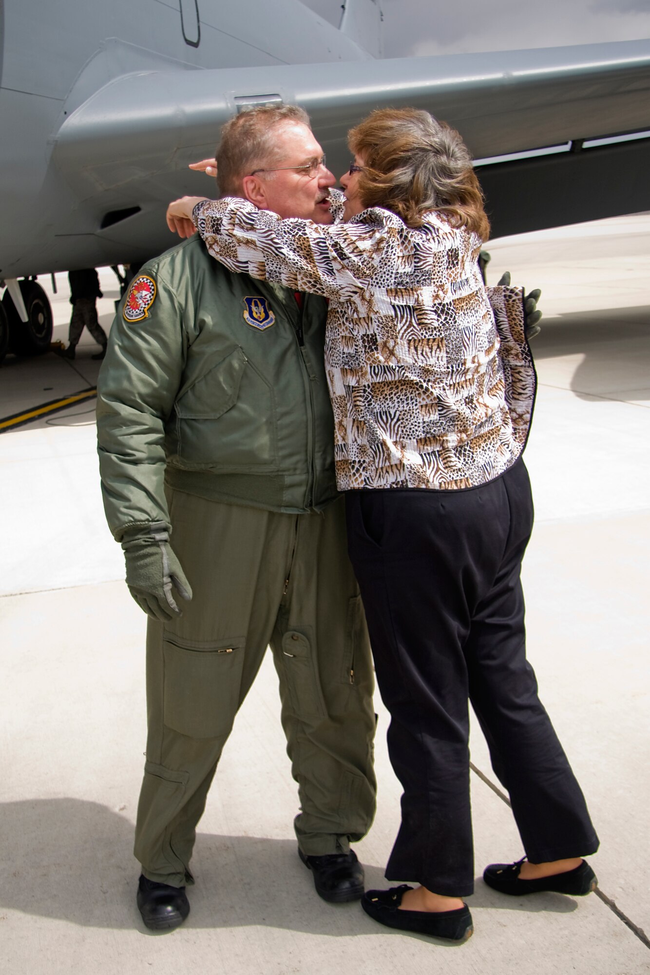 GRISSOM AIR RESERVE BASE, Ind. --  Mary Houser, wife of Senior Master Sgt. Paul "Doogie" Houser, greets her husband shortly after he completed his 10,000th flying hour April 5 refueling a B-52 from the 307th Bomb Wing at Barksdale Air Force Base, La. In a recent interview, Sergeant Houser said his accomplishments wouldn't be possible without the support of his wife and their three children, Laura, Christopher and Kelly. Sergeant Houser is an in-flight refueling manager and instructor boom operator with the 434th Operations Support Squadron. (U.S. Air Force photo/Tech. Sgt. Mark R. W. Orders-Woempner)
