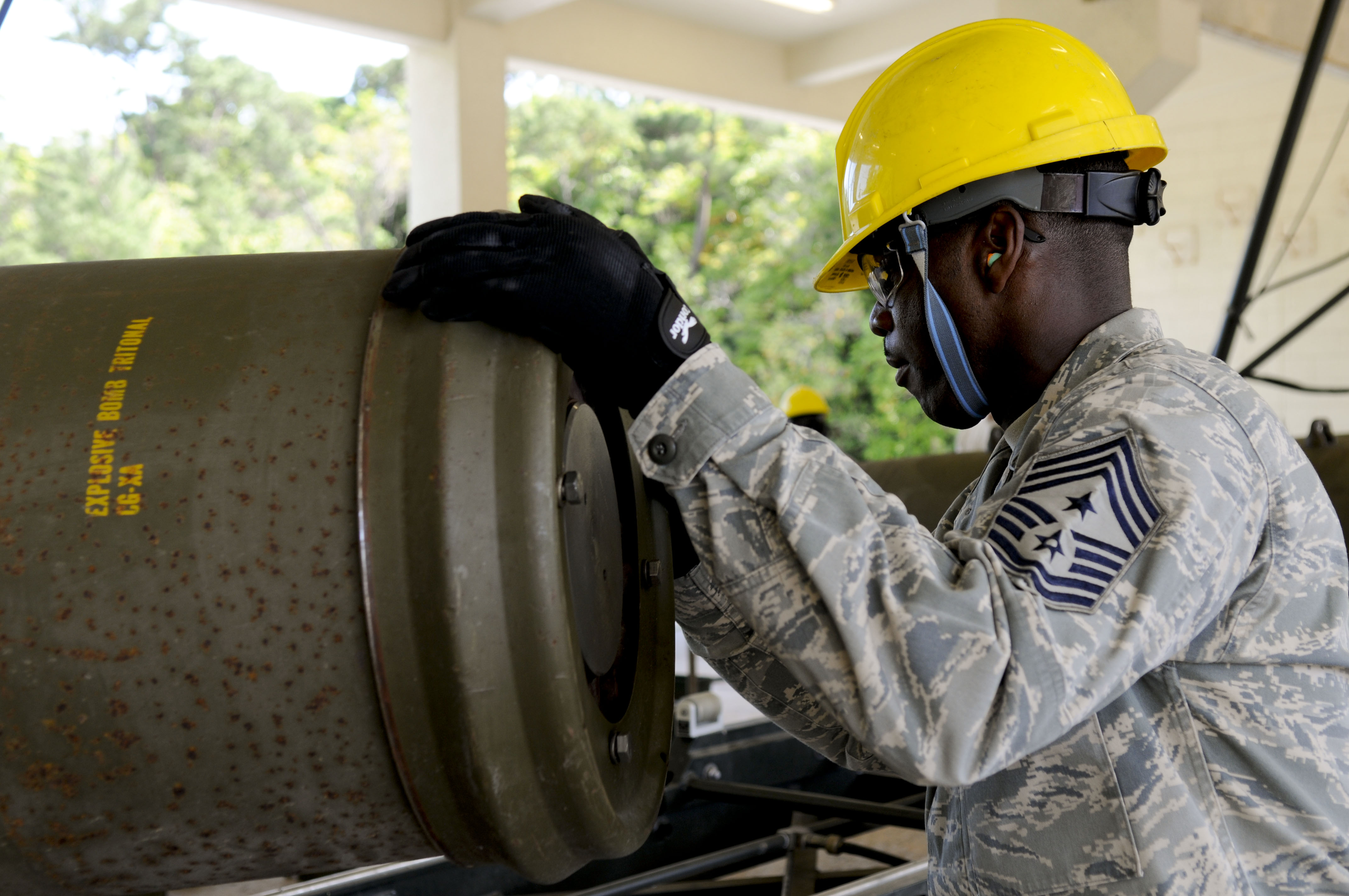 AMMO troops teach what it takes to build bombs > Air Force Medical