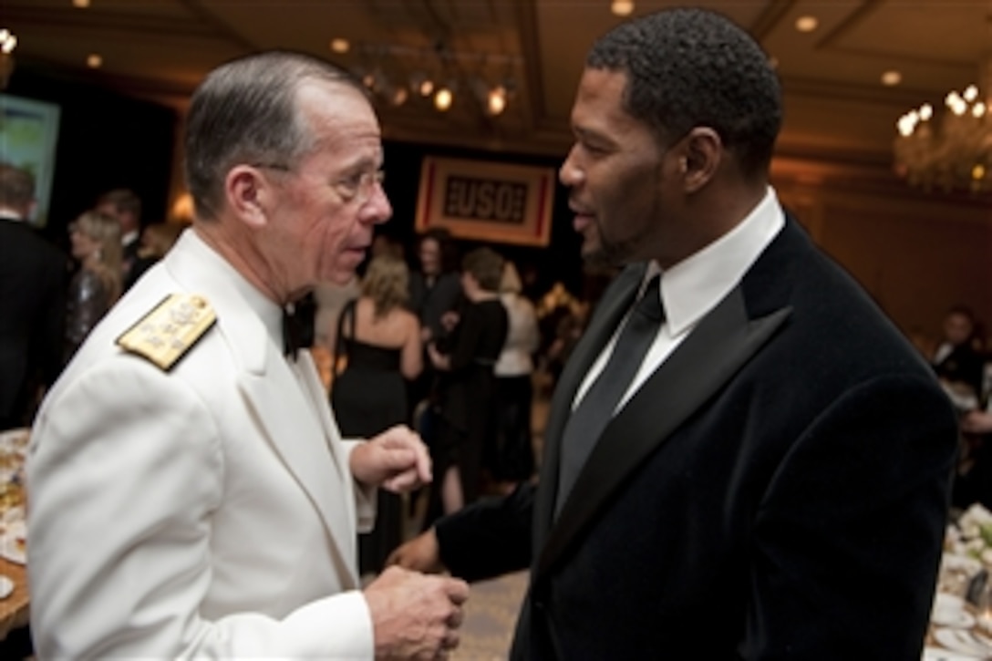 Chairman of the Joint Chiefs of Staff Adm. Mike Mullen, U.S. Navy, speaks with New York Giant defensive end Michael Strahan at the 2011 USO Metro Awards Dinner at the Ritz-Carlton Hotel in Pentagon City, Va., on April 12, 2011.  