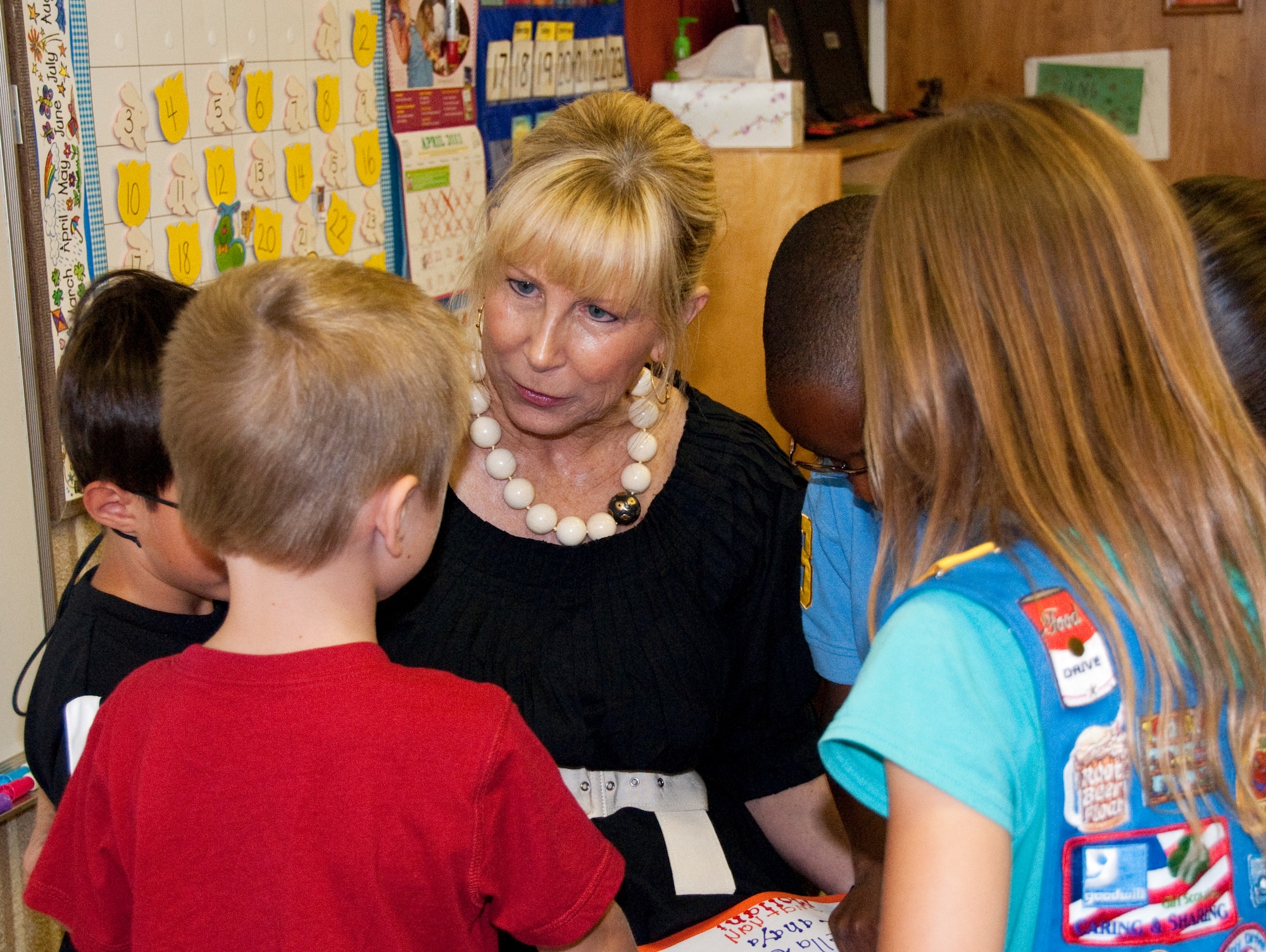 Florida's First Lady, Ann Scott, talks to kids about military families during a visit to Eglin Elementary.  Mrs. Scott, also a former military spouse, read to kindergarten classes and made a point of visiting with the school dietitian and with the PE class.  Mrs. Scott, an avid reader, visits with students across the state, encouraging them to read and to write.   (Photo by Minty Knighton)
