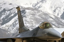 Lt. Col. William Bailey, 4th Fighter Squadron commander, taxis into Hill Air Force Base, Utah, Friday. Colonel Bailey led the first six jets as the first of their team to return home from a nearly seven month deployment to Bagram Airfield, Afghanistan. (U.S. Air Force photo/Staff Sgt. Renae Saylock)