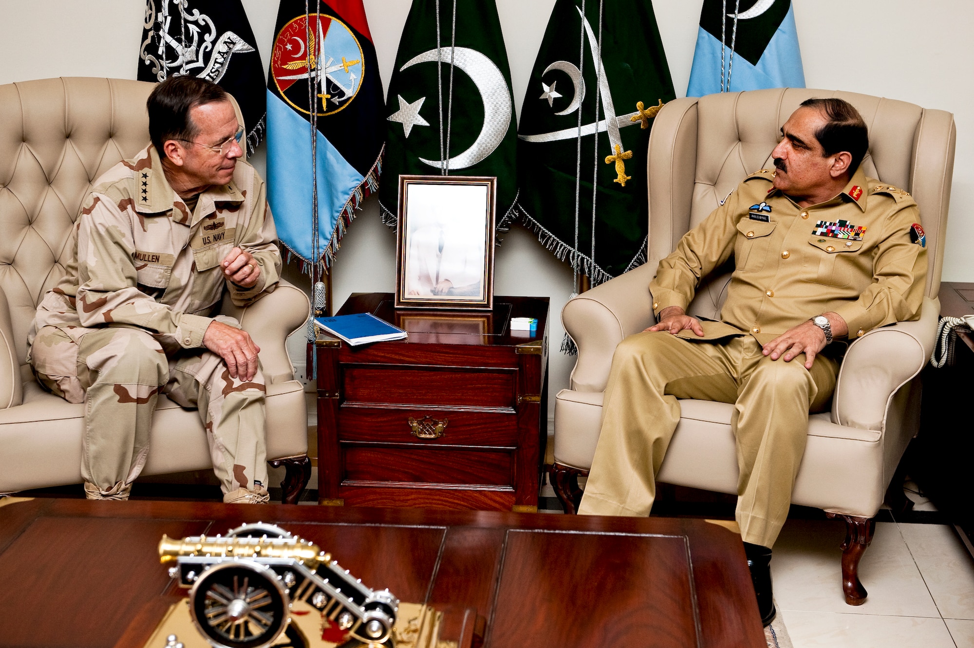 Navy Adm. Mike Mullen, chairman of the Joint Chiefs of Staff, meets with Pakistani Gen. Khalid Shameem Wynne, chairman of the Joint Chiefs of Staff Committee in Rawalpindi, Pakistan on April 20, 2011. Admiral Mullen is visiting the Central Command area of operation and counterparts and service members stationed in the area. (Defense Department photo/Petty Officer 1st Class Chad J. McNeeley)