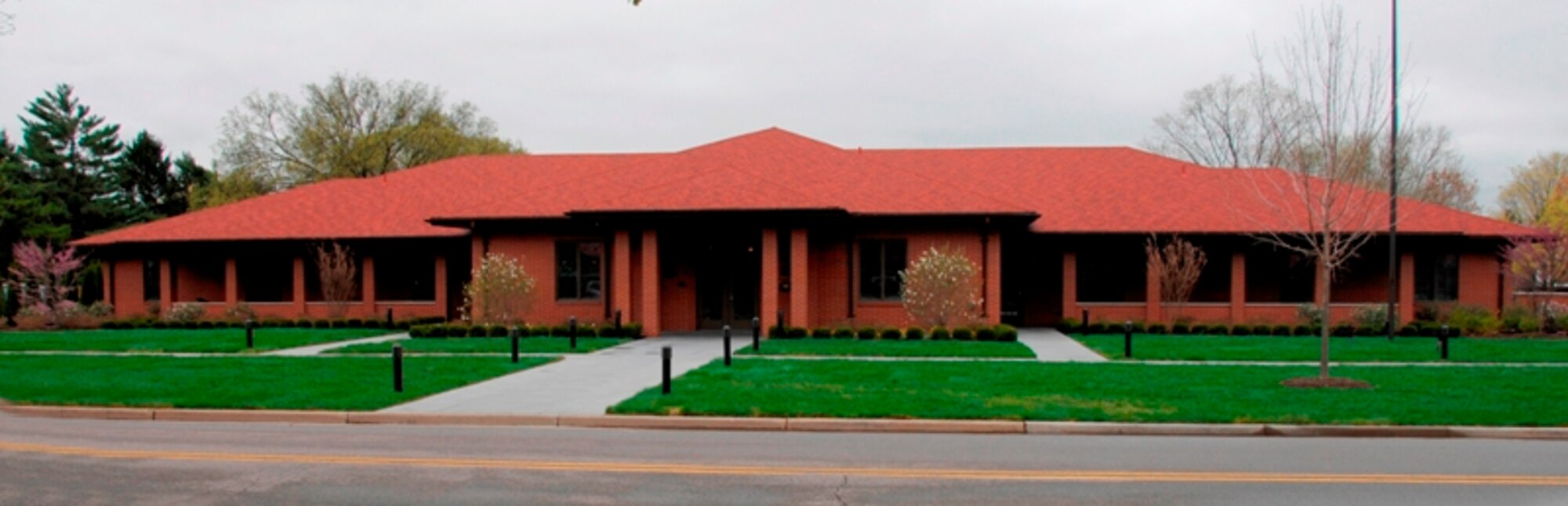 A ribbon cutting ceremony for the new Fisher House will be held
April 29, 2011 at 10 a.m.  Those with base access are welcome to attend the
ceremony. A shuttle service will be provided from the Arnold House parking
lot at 9 a.m.  There will be no parking available at the Fisher House. The
10,000 square-foot Fisher House replaces the Nightingale House, and it was
officially opened on April 15.  It has 12 bedrooms and 12 ½
handicapped-accessible and ADA compliant bathrooms. (U.S. Air Force
photo/Ben Strasser)
