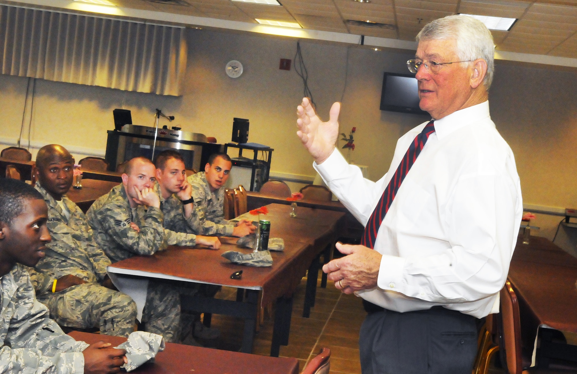 Former NFL Coach Dan Reeves speaks to Airmen during a meet and greet following the National Prayer Luncheon Tuesday. Reeves was guest speaker at the luncheon. U. S. Air Force photo by Sue Sapp