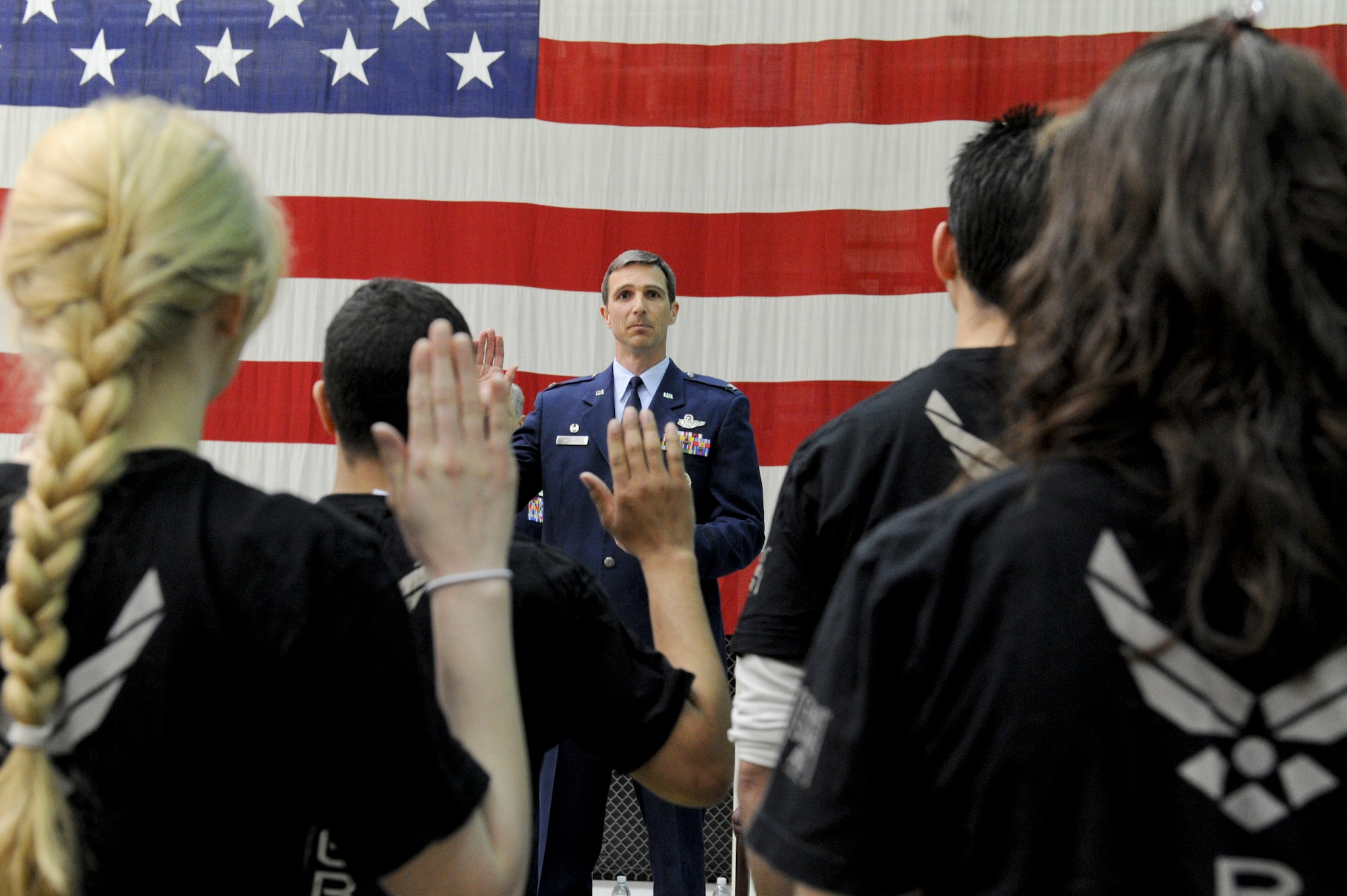 Colonel Bryan P. Radliff, 477th Fighter Group commander, performs the oath of enlistment with new Air Force Reserve recruits during his assumption of command at Joint Base Elmendorf-Richardson’s Hangar 1, April 15. Radliff assumed command of the 477th Fighter Group, a Reserve unit associated with 3rd Wing. (Photo by Air Force Staff Sgt. Joshua Garcia/JBER PA)