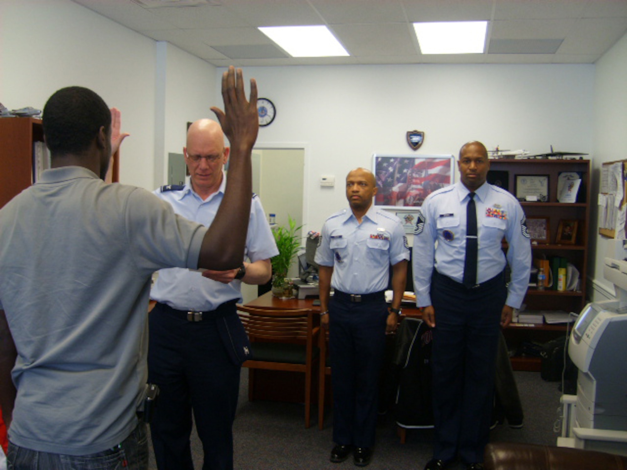 JOINT BASE MCGUIRE-DIX-LAKEHURST, N.J. - Airman 1st Clas Keon Hannibal receives the oath of enlistment from Col. Michael J. Underkofler, 514th Air Mobility Wing commander, April 18 at the Brooklyn satellite recruiting office. (U.S. Air Force photo/Senior Master Sgt.Alexander Brown)