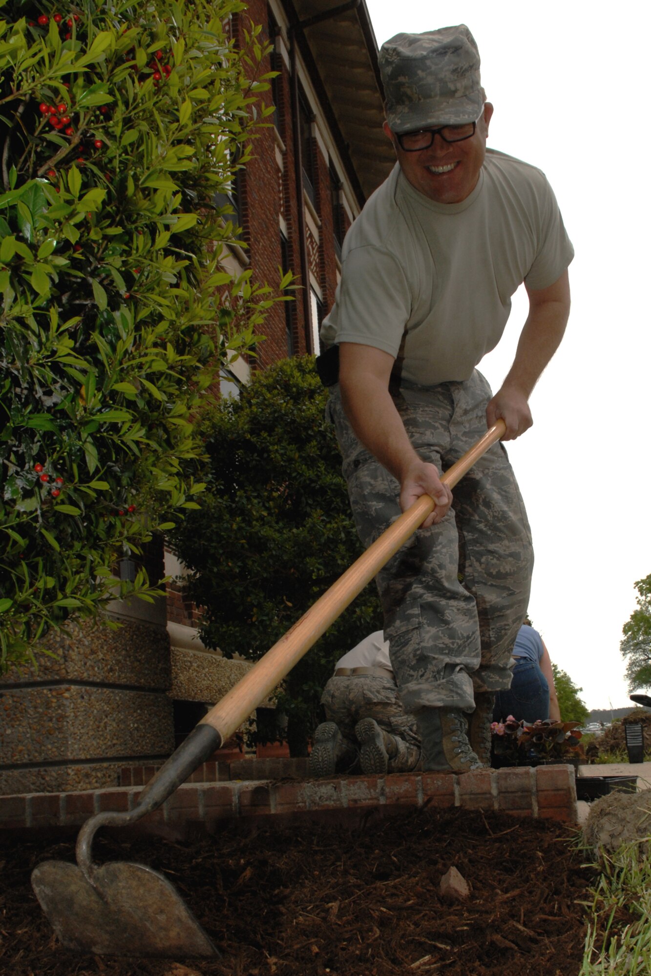 Master Sgt. Scott Azbell, Air Combat Command major command 
technical order distribution office, spreads mulch in a garden at Langley Air 
Force Base, Va., April 22, 2011. Langley personnel participated in clean-up on 
base during Earth Week, April 18-22. (U.S. Air Force photo by Staff Sgt. Jeff 
Nevison/Released)
