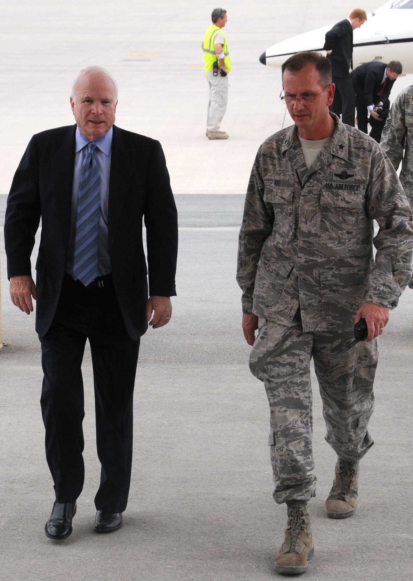 U.S. Senator John McCain, ranking member of the Senate Committee on
Armed Services and member of the committee on Homeland Security and
Governmental Affairs, and Brig. Gen. Randy Kee, 379th Air Expeditionary Wing
commander, walk to the reception area at the flightline of this desert air
base in Southwest Asia, upon the Senator's arrival for a visit April 26.
(U.S. Air Force photo/Staff Sgt. Anthony Graham)
