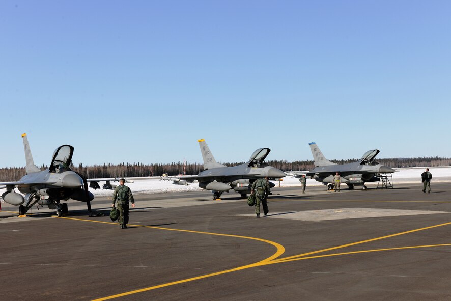 EIELSON AIR FORCE BASE, Alaska – Pilots from the 8th Fighter Wing step to fly simulated combat sorties April 15 during RED FLAG-Alaska at Eielson Air Force Base. RF-A is a Pacific Air Forces-directed field training exercise for the United States and allied forces to train under simulated air-combat situations. (U.S. Air Force photo/Staff Sgt. Thomas Skinkle)