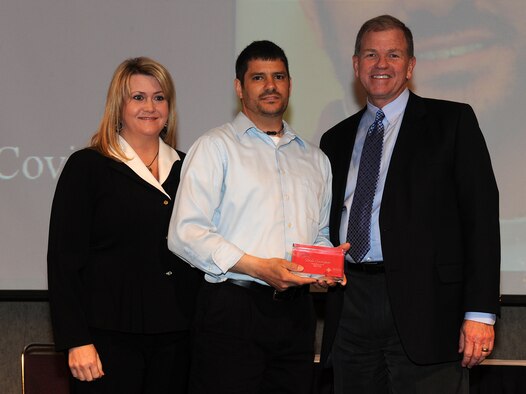 Dale Covington (center) receives the Northern Utah Red Cross International Hero Award from Lisa Trujillo, 2010 International Hero Award winner, and Jim Smith, president of the Davis Chamber of Commerce. ( U.S. Air Force photo by Alex Lloyd)