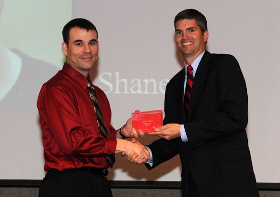 Erik Fairbanks (right) from Utah Disaster Kleenup presents the Norther Utah Red Cross Community Safe Hero Award to Shane Buss. ( U.S. Air Force photo by Alex Lloyd)