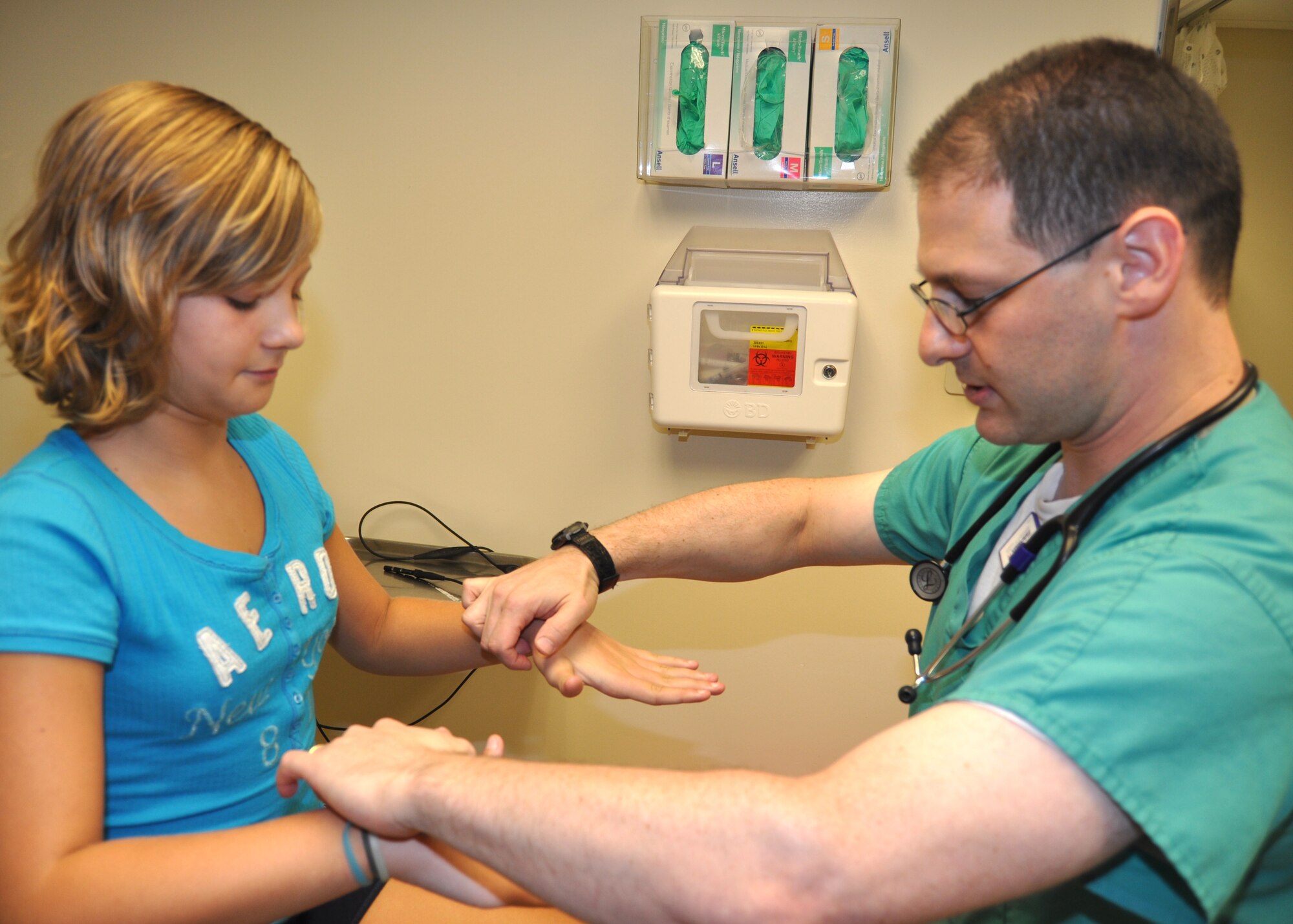 Maj. (Dr.) Allen Stering, 81st Medical Operations Squadron pediatric clinic, checks
Ryleigh Sprague’s reflexes during the clinic’s July 23 school and sports physical day.
Ryleigh, 10, and her brother Trevor, 14, were among the 57 patients seen by the
clinic staff and volunteers from other clinics. The clinic conducted a similar event
June 25, when 83 young people were seen. Ryleigh and Trevor’s parents are Tech. Sgt. Anthony Sprague, 336th Training Squadron, and Michelle Kline.  (U.S. Air Force photo by Steve Pivnick)
