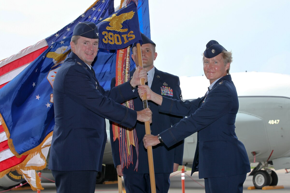 390th Intelligence Squadron new commander > Offutt Air Force