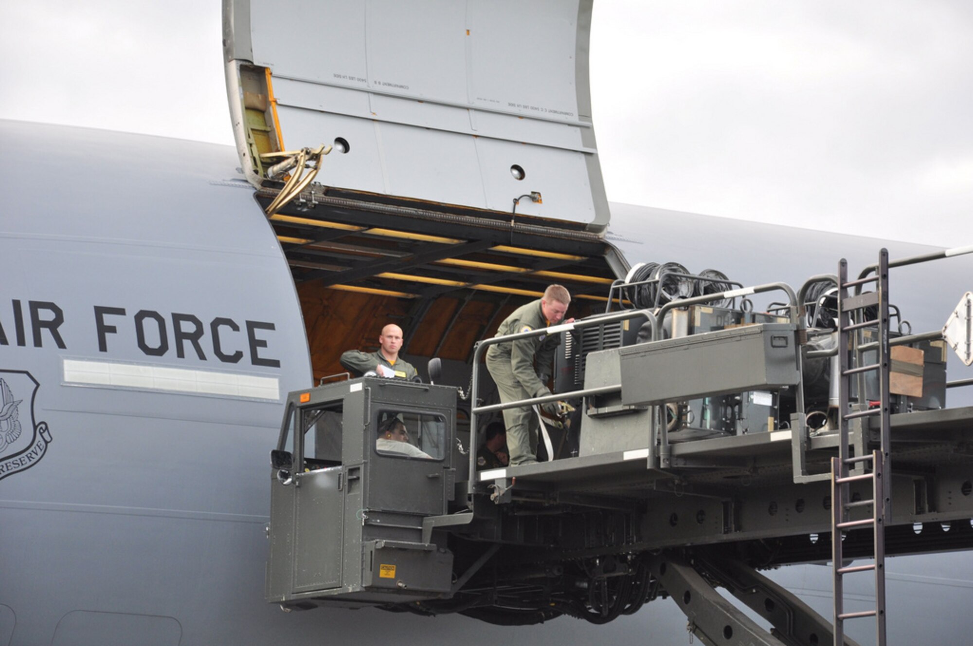 KC-10 Extender aircrew onload cargo at Rodeo 2011. Team McGuire was recognized as the best team for KC-10 cargo loading at Rodeo. (U.S. Air Force photo by 1st Lt. Carolyn Glover/Released) 