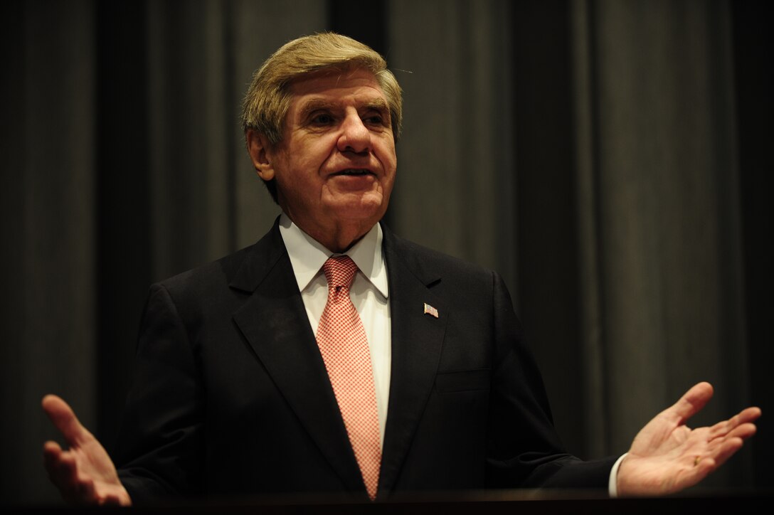 Sen. Ben Nelson addresses airmen and introduces Defense Secretary Leon E. Panetta during a visit to U.S. Strategic Command headquarters at Offutt Air Force Base, Neb., Aug. 5, 2011. 
