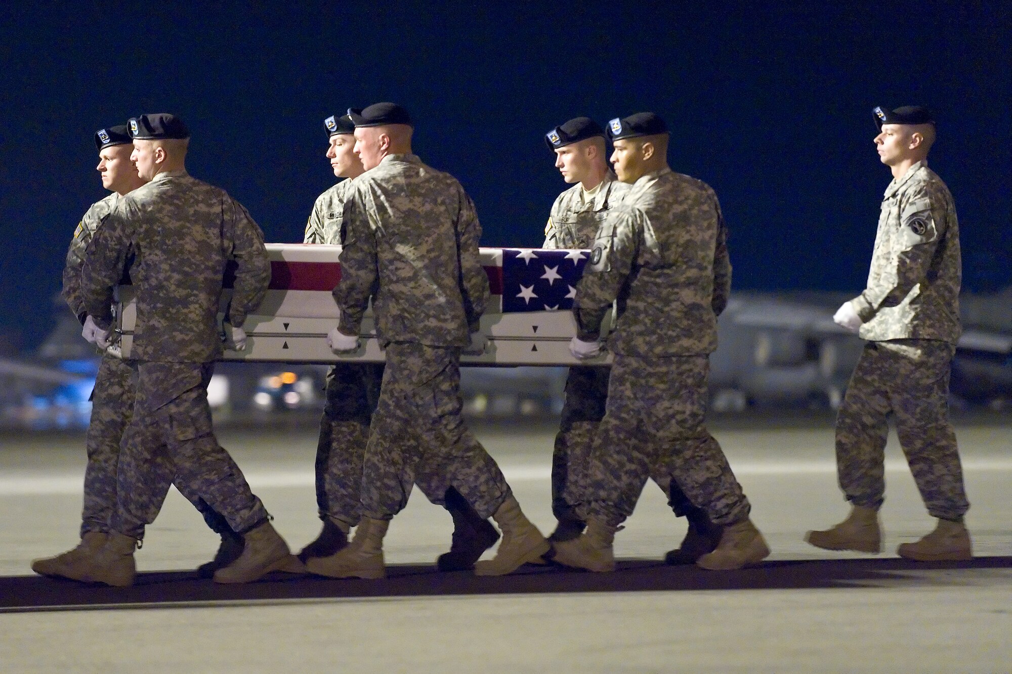 A U.S. Army carry team transfers the remains of Army Sgt. Anthony Del Mar Peterson, of Chelsea, Okla., at Dover Air Force Base, Del., Aug. 5, 2011.  Peterson was assigned to 1st Battalion, 279th Infantry Regiment, 45th Infantry Brigade Combat Team, Oklahoma National Guard, Tulsa, Okla. (U.S. Air Force photo/Roland Balik)
