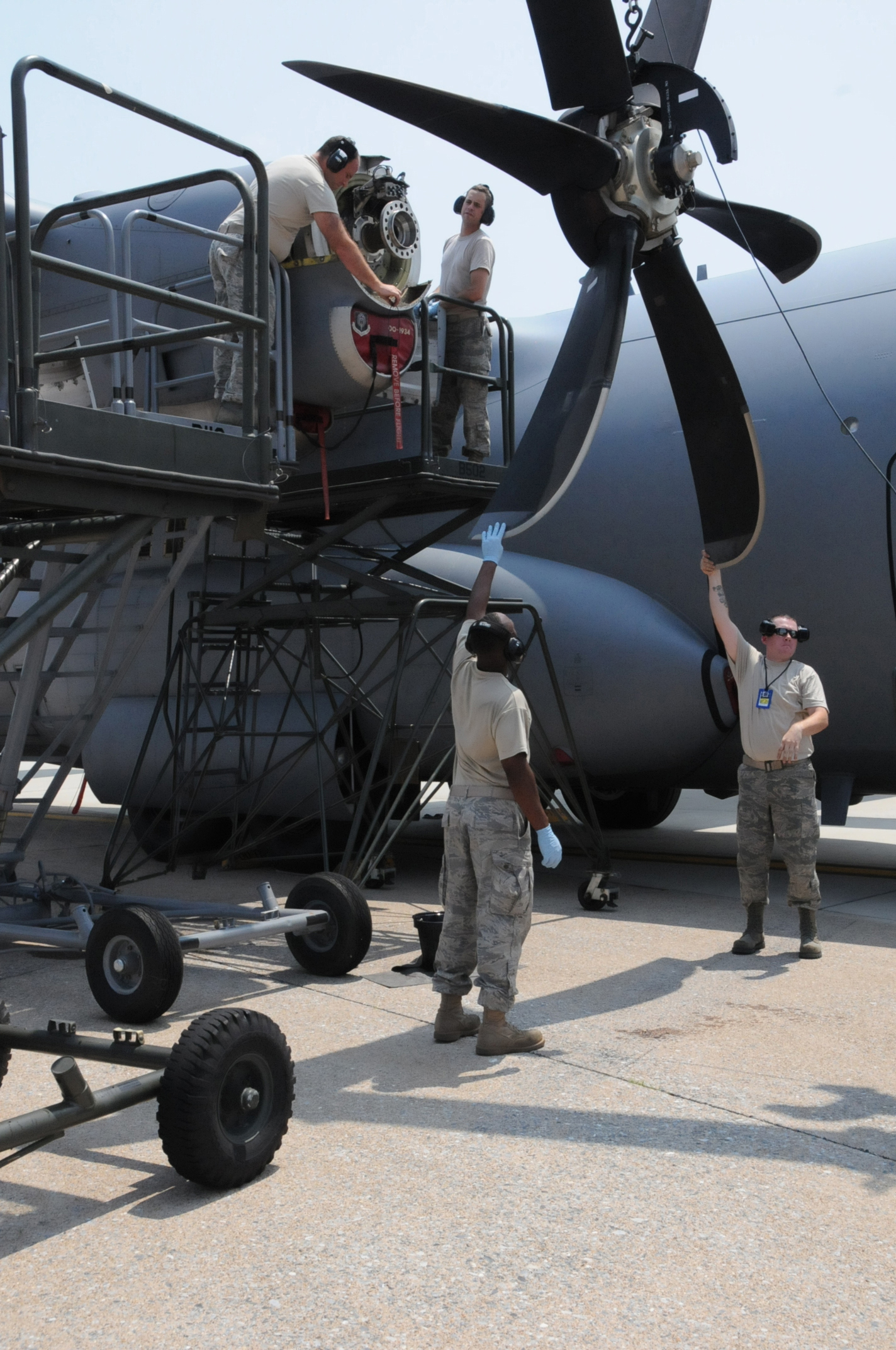 Propulsion technicians remove propeller