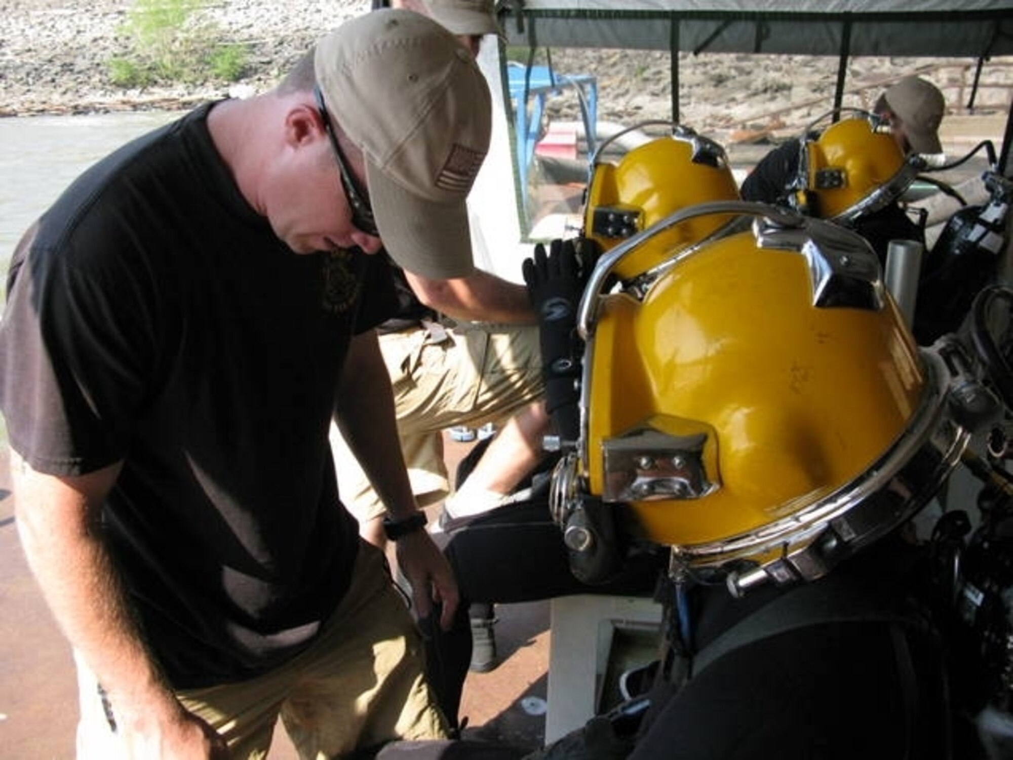 An Army engineer dive supervisor assigned to the 86th Engineer Dive Det., STB, 7th Sust. Bde., conducts a pre-dive check on one of the team’s divers prior to conducting training. In early June after months of preparation, the 86th mobilized 13 divers and three equipment containers to Fort Smith, Ark., for three weeks in support of the USACE Little Rock District. (Courtesy Photo)