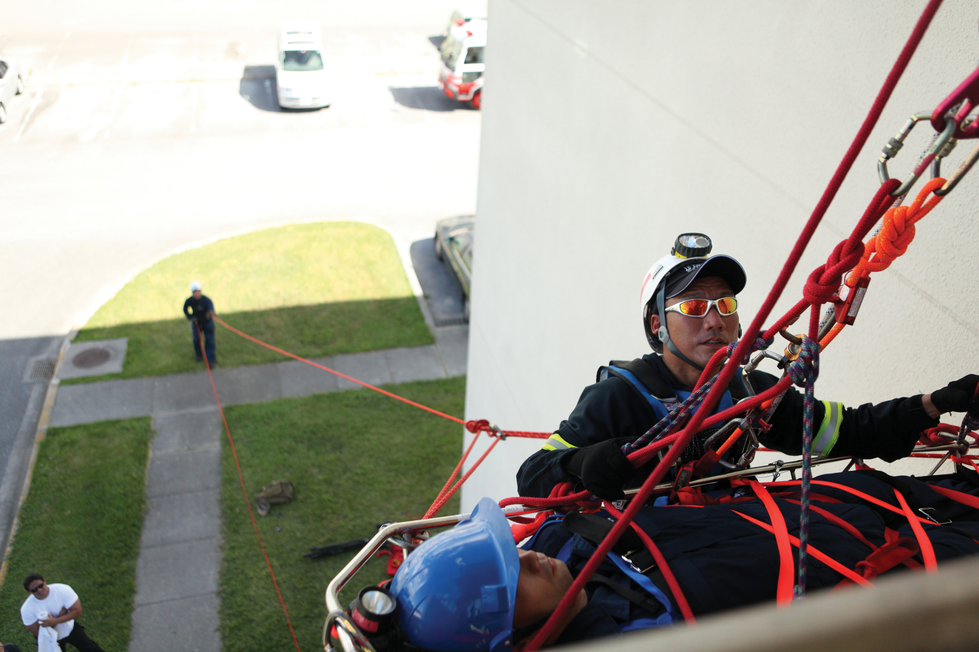 Firefighters conduct roperescue training > Marine Corps Installations