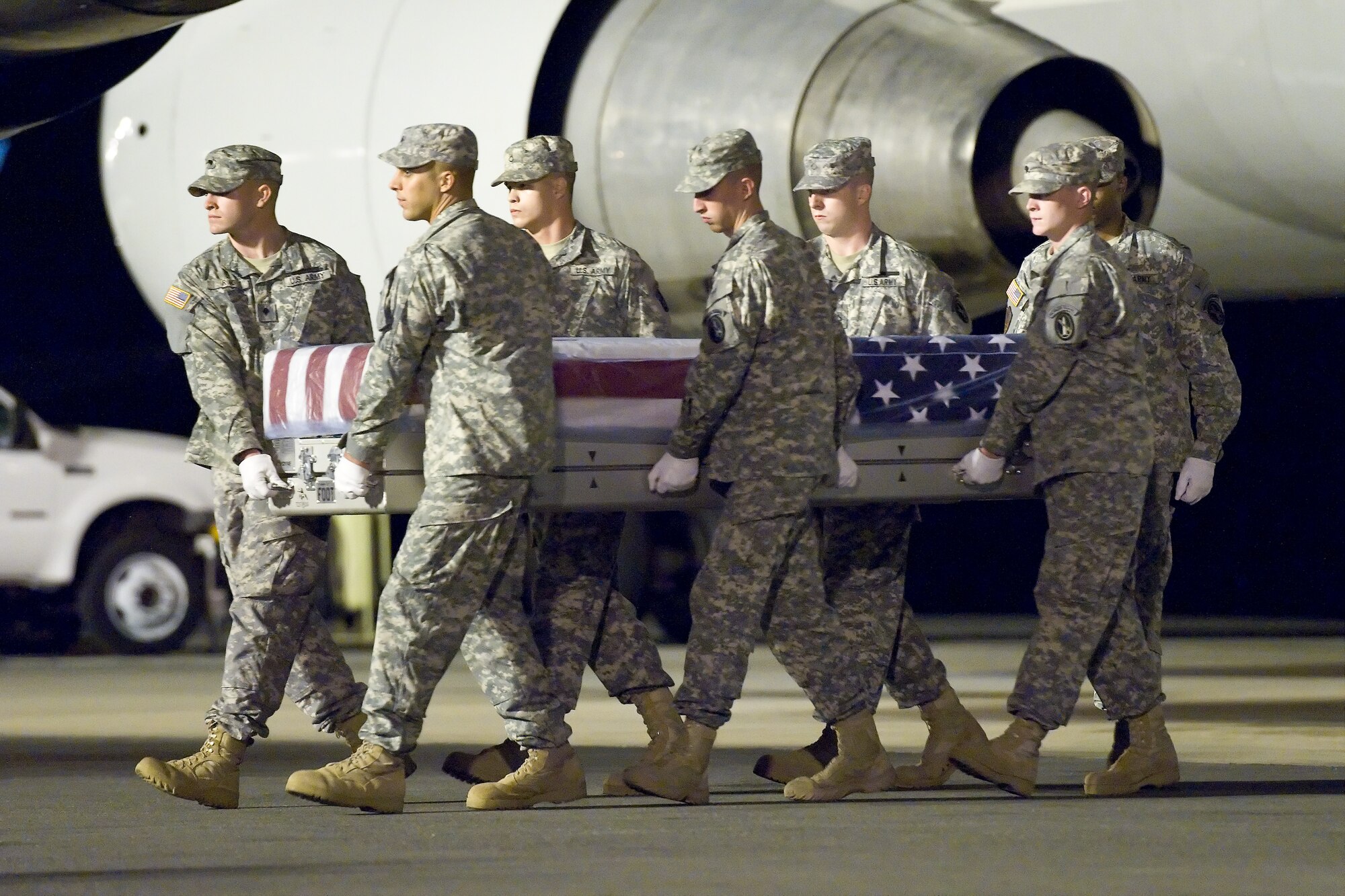 A U.S. Army carry team transfers the remains of Army Spc. Joshua M. Seals, of Porter, Okla., at Dover Air Force Base, Del., Aug. 18, 2011.  Seals was assigned to the 1st Battalion, 279th Infantry Regiment, 45th Infantry Brigade Combat Team, Oklahoma National Guard, Tulsa, Okla. (U.S. Air Force photo/Roland Balik)