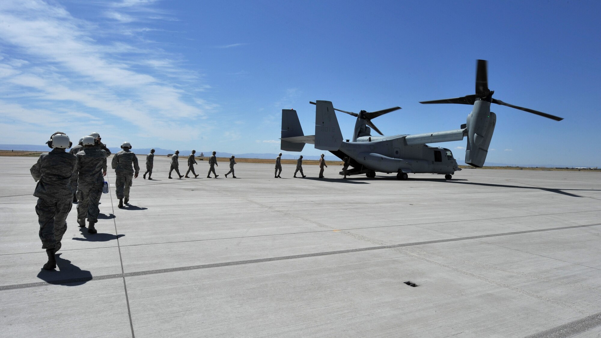 MOUNTAIN HOME AIR FORCE BASE, Idaho – U.S. Air Force personnel load onto an MV-22 Osprey aircraft assigned to Marine Medium Tiltrotor Squadron 166 out of Marine Corps Air Station Miramar, Calif., here Aug 18. The visiting Marine Corps Squadron offered incentive rides to familiarize Air Force personnel with the MV-22 Osprey aircraft. (U.S. Air Force photo by Airman 1st Class Heather Hayward)