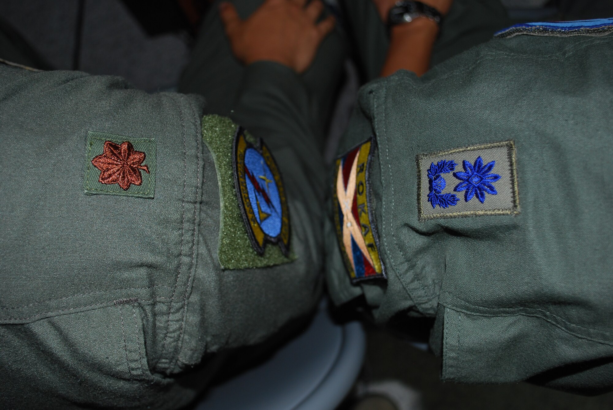 U.S. Air Force major and Republic of Korea Air Force Major serve side by side during UFG 2011.  (U.S. Air Force photo/Capt. Paradon Silpasornprasit)
