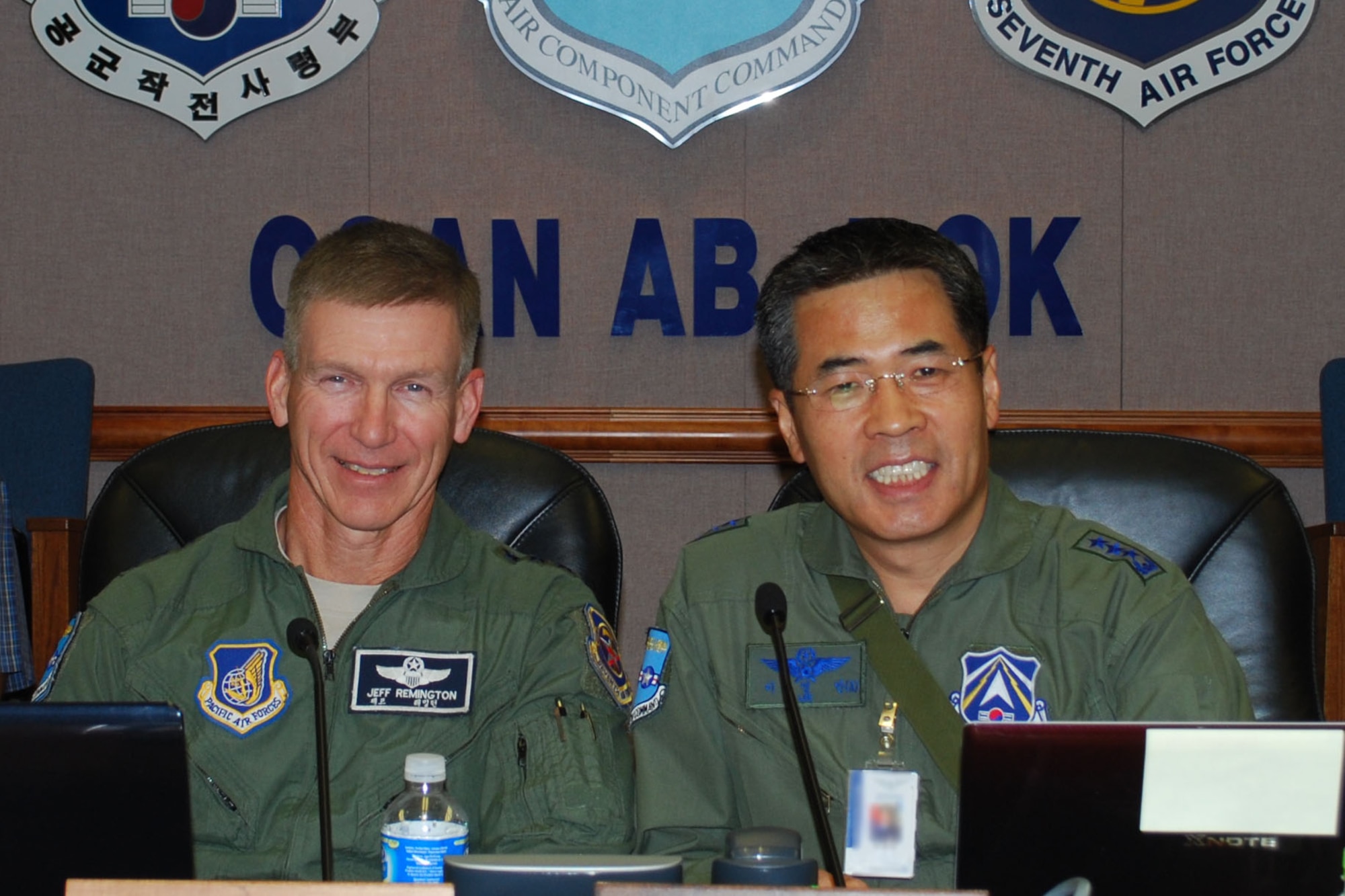 Lt. Gen. Jeffrey Remington, Commander, Air Component Command, (left) and Lt. Gen Yeong Man Lee, Commander, Republic of Korea's Commander, Air Force Operations Command, pose for a photo, Aug. 20, during UlchiFreedom Guardian 2011. (U.S. Air Force photo/Capt. Paradon Silpasornprasit)