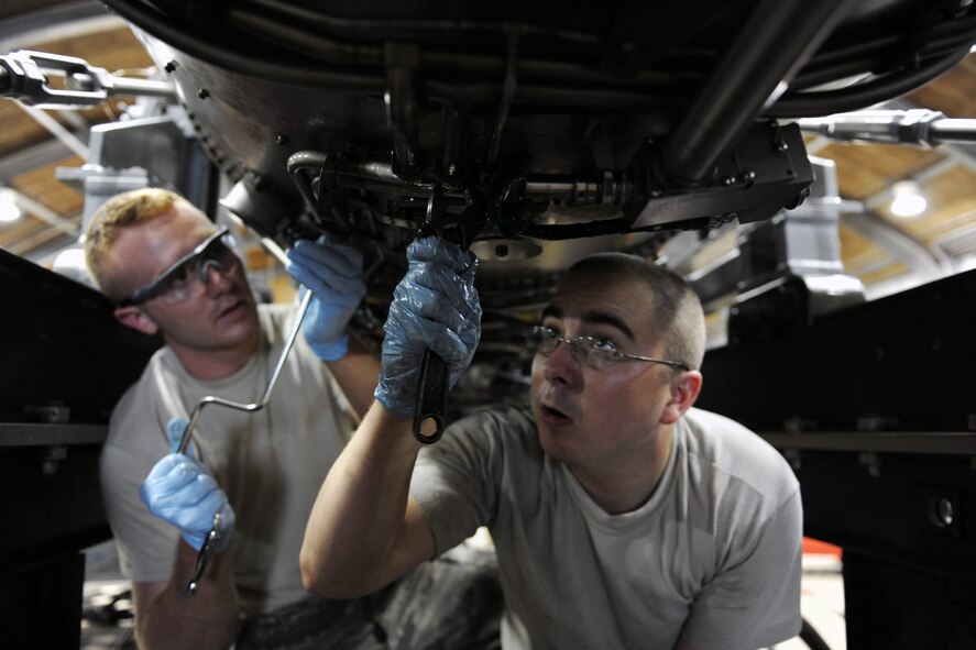 KUNSAN AIR BASE, Republic of Korea -- Senior Airmen Kurt Ranes and Eric MacPherson, 8th Maintenance Squadron aerospace propulsion journeymen, perform maintenance on an F-16 Fighting Falcon engine here Aug. 24. The 8th Maintenance Group provides munitions, aircraft maintenance and maintenance operations support. (U.S. Air Force photo/Senior Airman Brittany Y. Bateman)