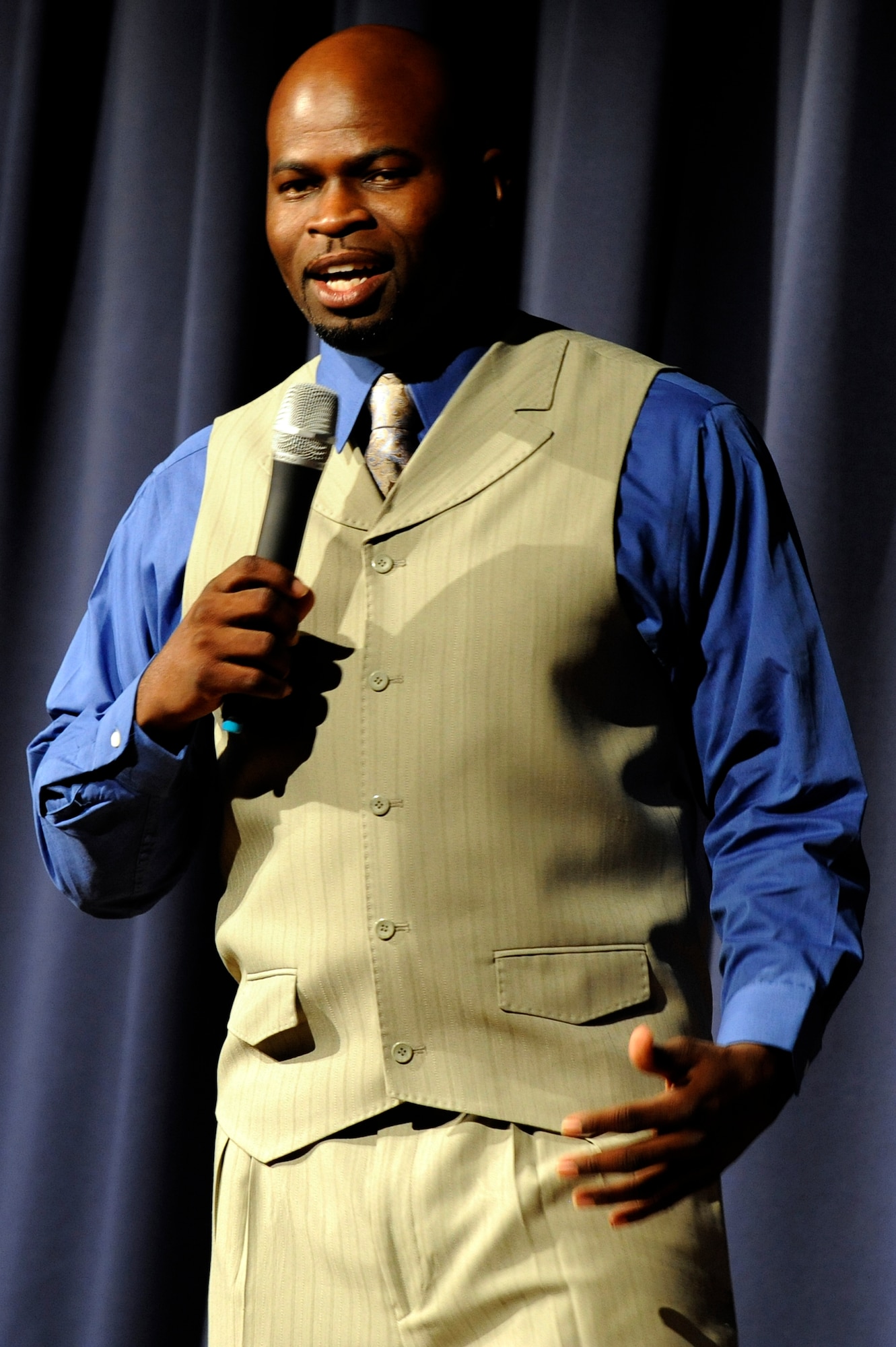 MISAWA AIR BASE, Japan -- Comedian Lav Luv entertains Misawa Air Base residents at the collocated club here Aug. 26. Lav Luv started his comedy career during an open mic night at Atlanta's "Uptown Comedy Corner" where he is currently a permanent host. (U.S. Air Force photo/Tech. Sgt. Marie Brown)