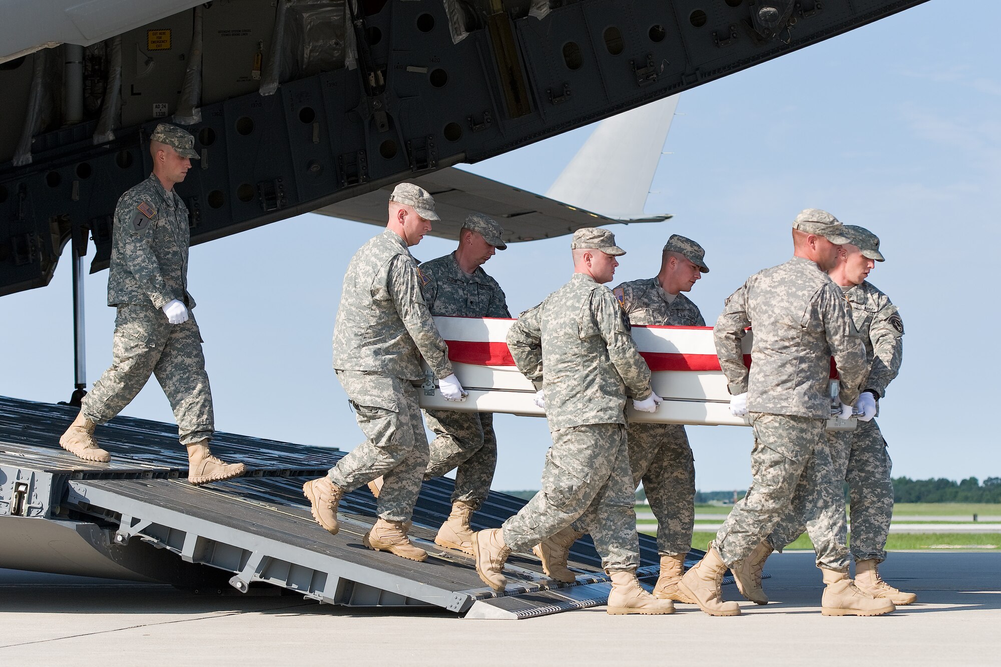 A U.S. Army carry team transfers the remains of Army Pfc. Brandon S. Mullins, of Owensboro, Ky., at Dover Air Force Base, Del., Aug. 29, 2011. Mullins was assigned to the 3rd Battalion, 21st Infantry Regiment, 1st Stryker Brigade Combat Team, 25th Infantry Division, Fort Wainwright, Alaska. (U.S. Air Force photo/Roland Balik)