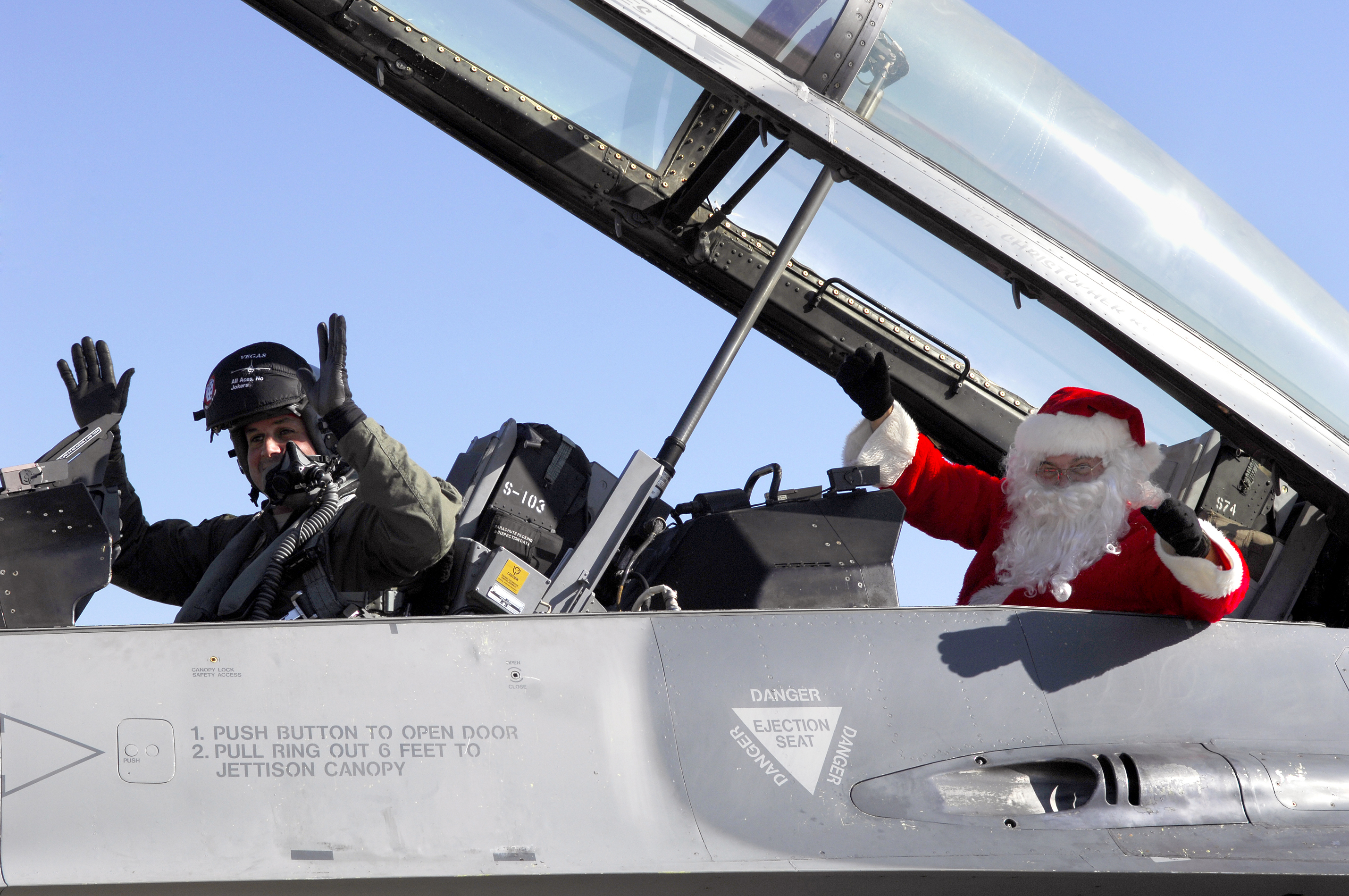 Santa arrives by jet > Shaw Air Force Base > Article Display