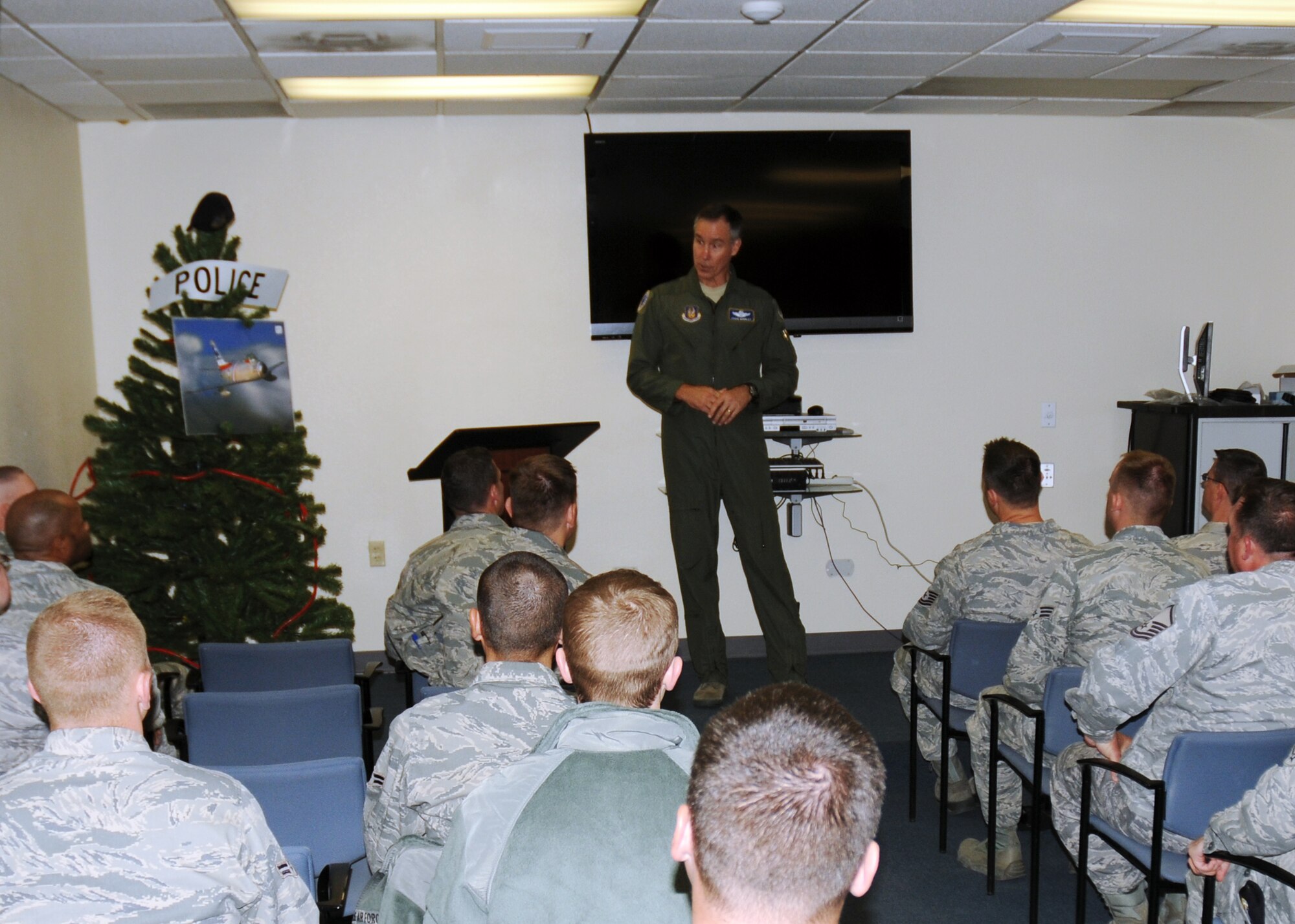Maj. Gen. Craig N. Gourley, vice commander of Air Force Reserve Command, talks with 944th Security Forces Squadron members during his recent visit to the 944th Fighter Wing.  Gourley used his few hours at Luke AFB to visit several 944th organizations and facilities.  During his tour Gourley spoke with Airmen from the Mission Support Group, Aeromedical Staging Squadron and the Operations Group.  (U.S. Air Force photo/Staff Sgt. Louis Vega Jr.)
