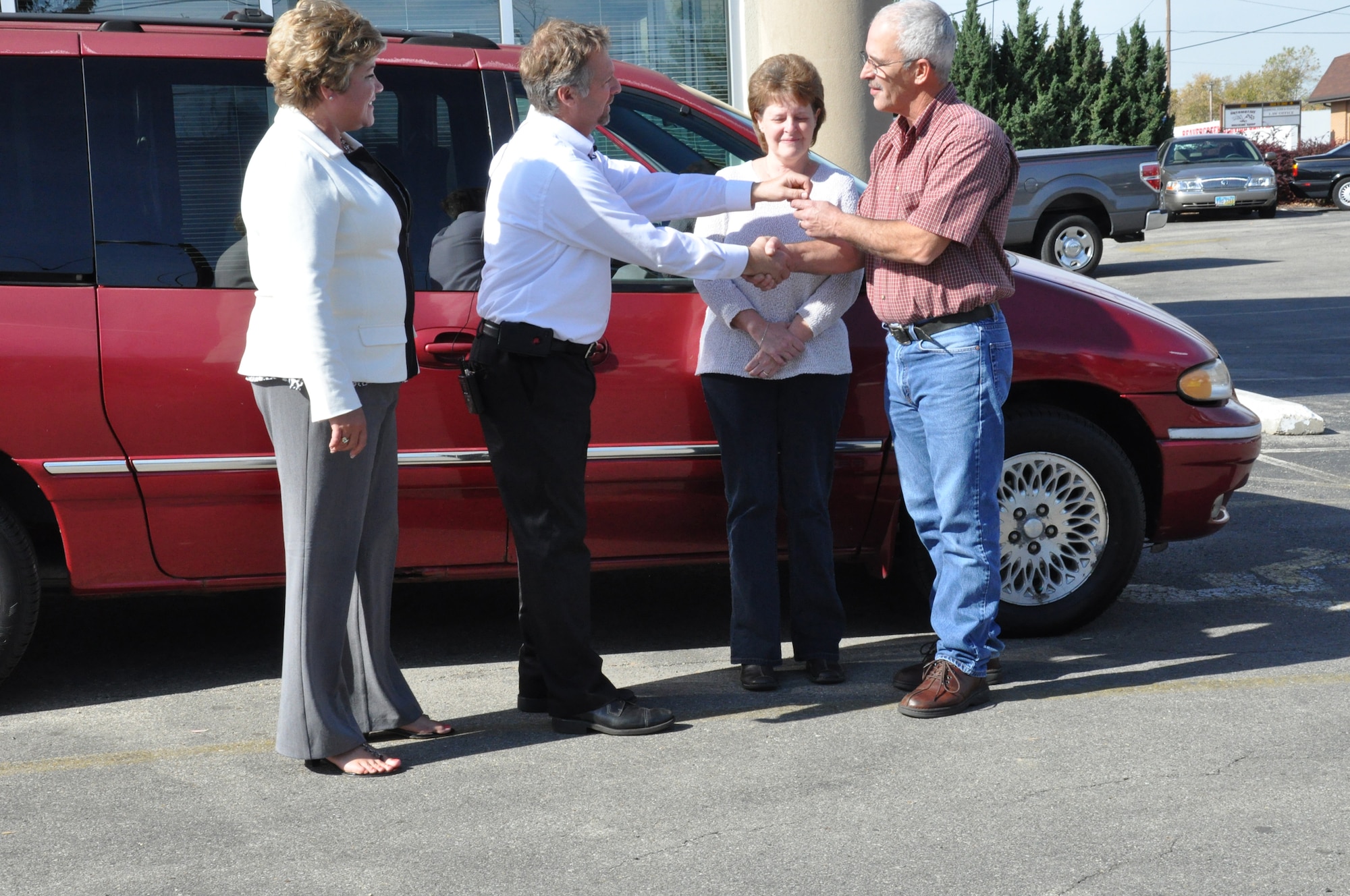 WRIGHT-PATTERSON AIR FORCE BASE, Ohio - Tech. Sgt. Robert Monti, 445th Maintenance Squadron machinist, and his wife, Sheri, receive the keys to their new van Nov. 2 from Dave and Jan Murphy, owners of Murphy’s Autocare of Beavercreek, Ohio. (U.S. Air Force photo/Stacy Vaughn)
