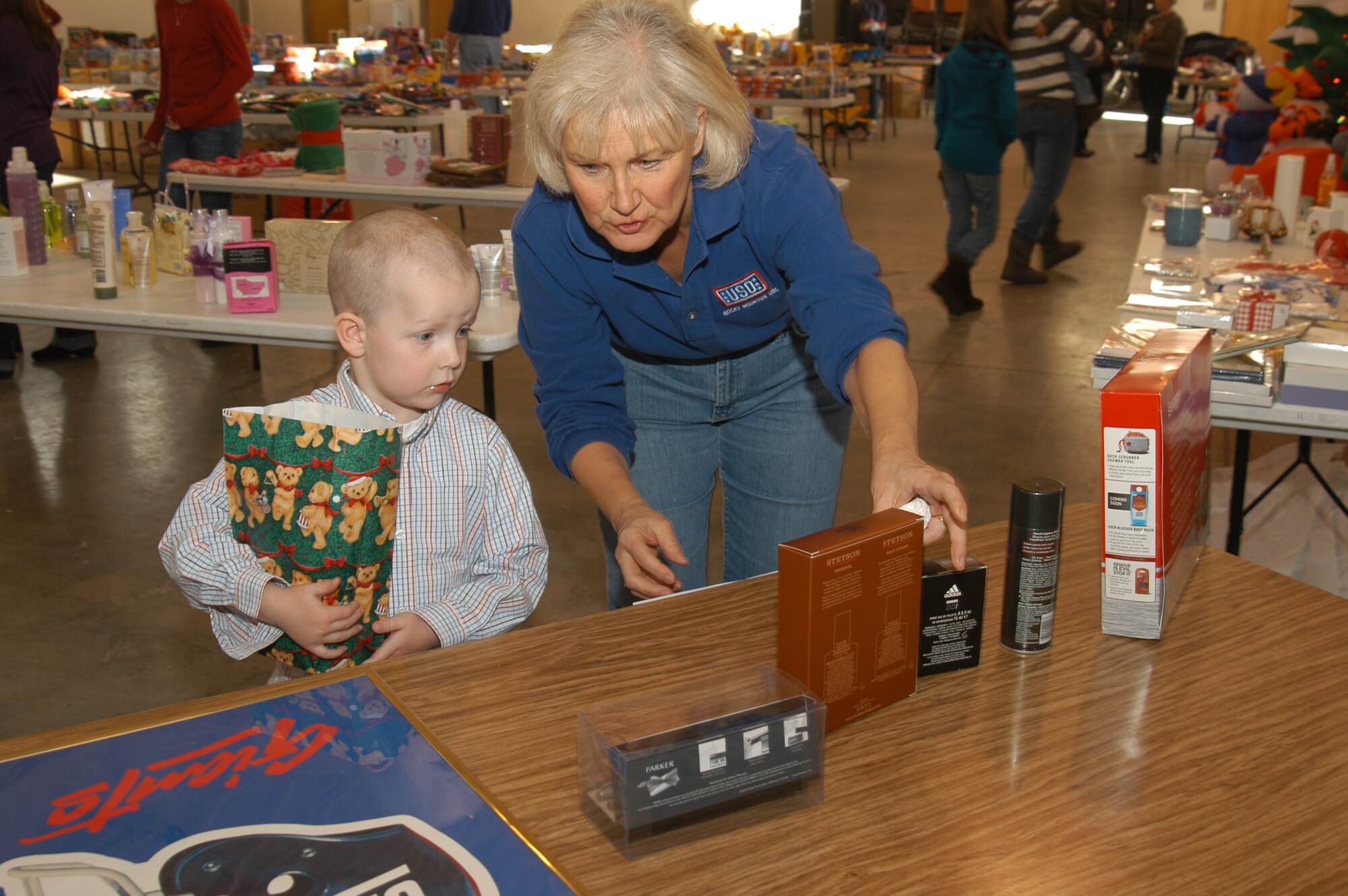 An “elf” from the United Services Organization helps a Colorado National Guard child “shop” for holiday gifts for a CONG family in need at the 2009 Santa Shop in Centennial, Colo. (Official U.S. Air Force Photo by Master Sgt. Cheresa D. Theiral)