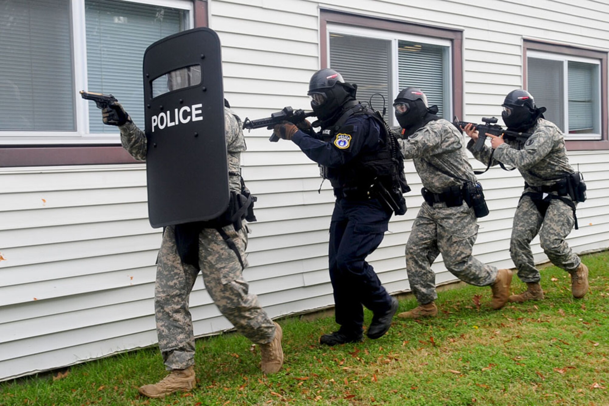 Members of the Fort Eustis military police department search the perimeter during an active shooter exercise on the post Dec. 6. The exercise was held to assess the installation’s first response capabilities during a real-world emergency. (U.S. Air Force photo by Staff Sgt. Ashley Hawkins/Released)
