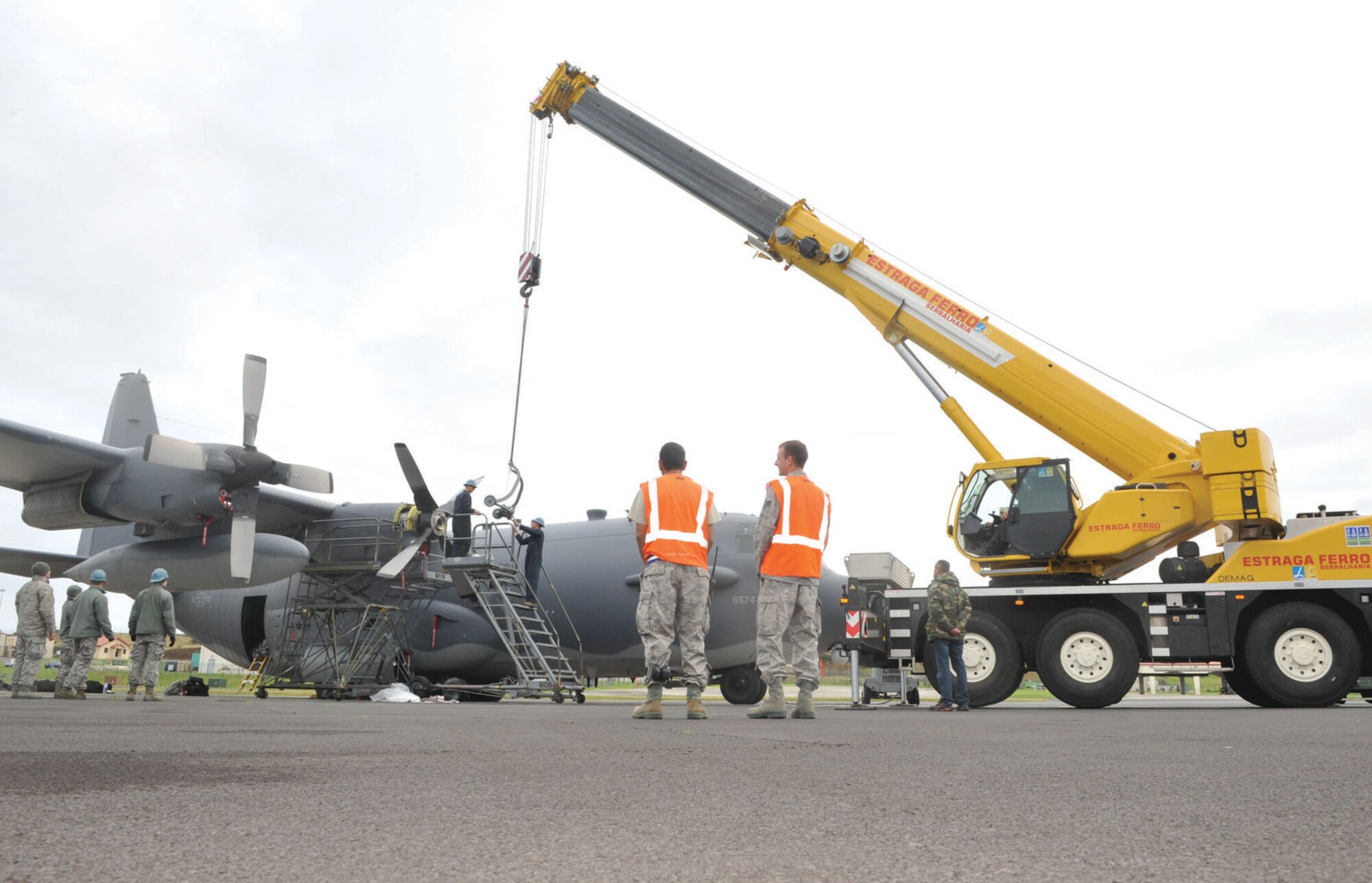 Maintainers from Cannon AFB, N.M., replace a propeller on an AC-130 Gunship after an emergency landing here over the Thanksgiving holiday.  (Photos by Guido Melo) 