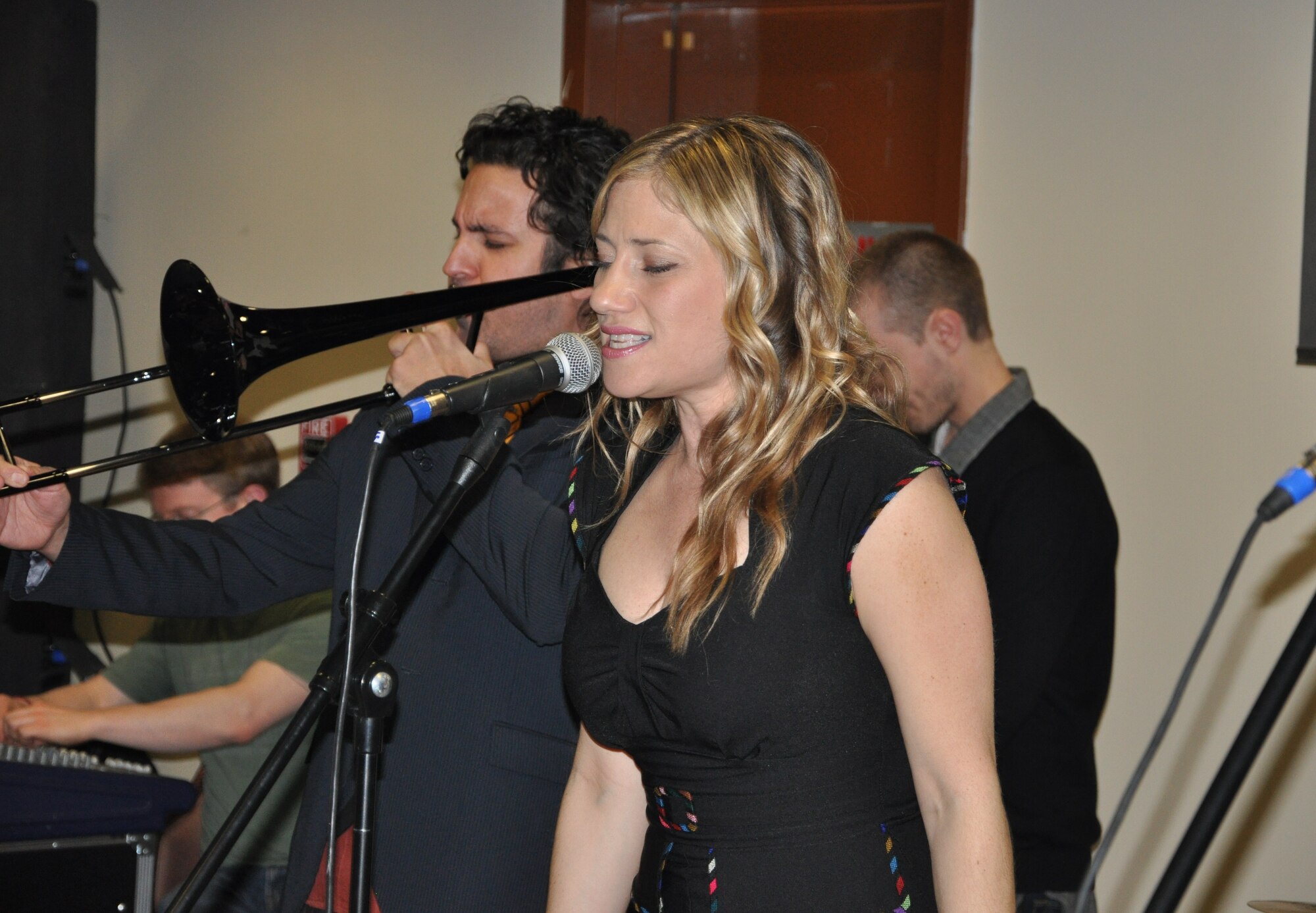 Pop and jazz singer Lucy Woodward performs with a band at the Izmir Club
Dec. 9, 2011 at Izmir, Turkey. The group performed at Izmir as part of an
Armed Forces Entertainment Tour for Troops overseas. (U.S. Air Force photo
by Tanju Varlikli/Released)
