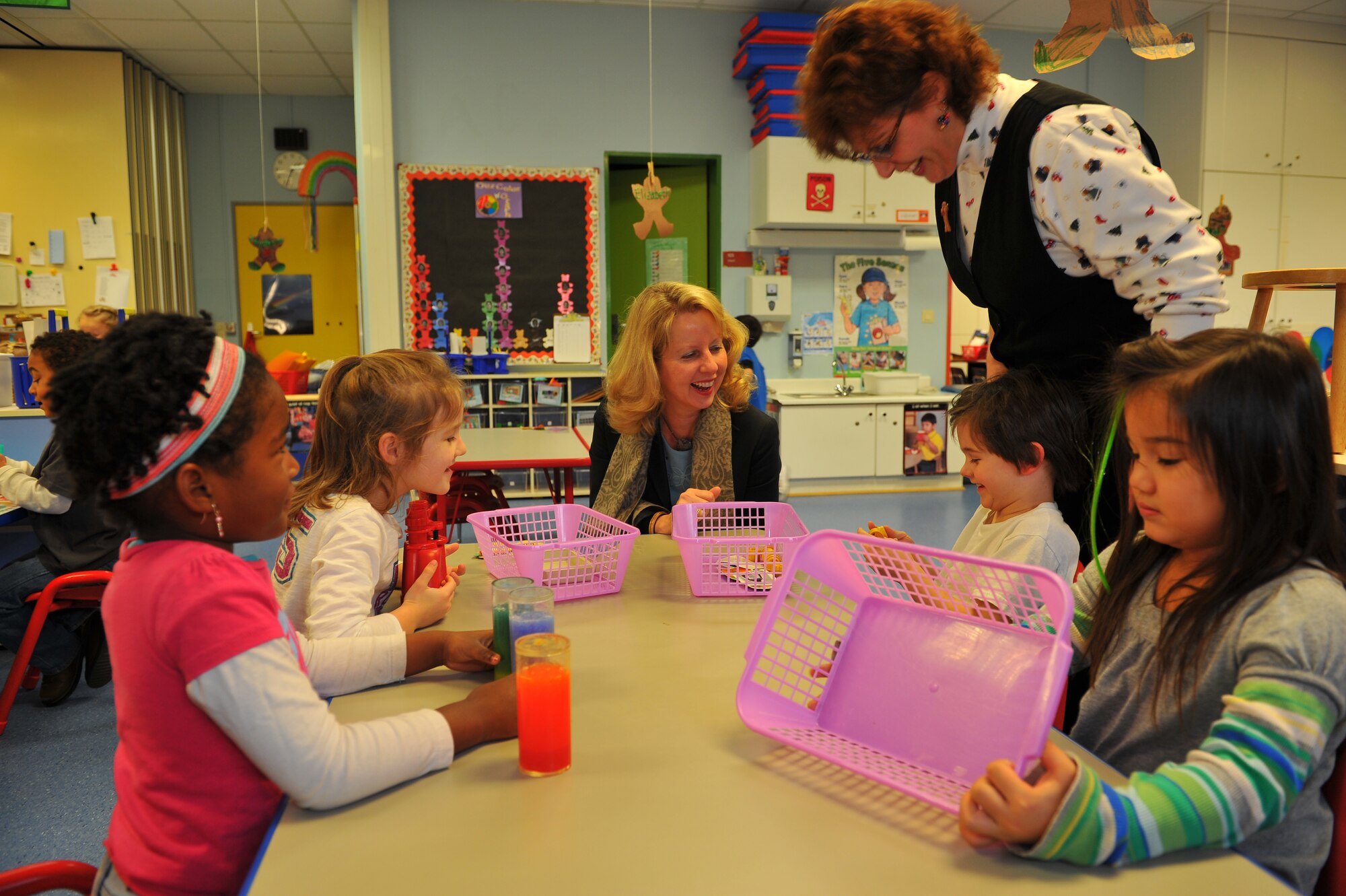 SPANGDAHLEM AIR BASE, Germany – Laura Stavridis, center, wife of U.S. Navy Adm. Jim Stavridis, U.S. European Command commander and Supreme Allied Commander Europe, visits with students enrolled in Spangdahlem Elementary School’s Sure Start program with teacher Sharon Bays during a familiarization tour here Dec. 14. The Sure Start program is modeled after the Head Start program implemented for children needing more time and attention to achieve school readiness. Sure Start is a preschool program that serves military families and their childeren living overseas. (U.S. Air Force photo/Tech. Sgt. Jonathan Pomeroy)