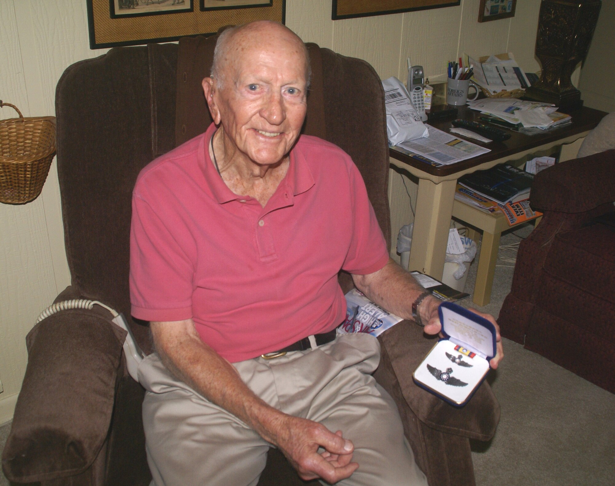 Hugh Killingsworth, former operations officer at AEDC in the early 1970s, holds his flight insignia and one of the ribbons he earned during World War II. (Photo by Philip Lorenz III)