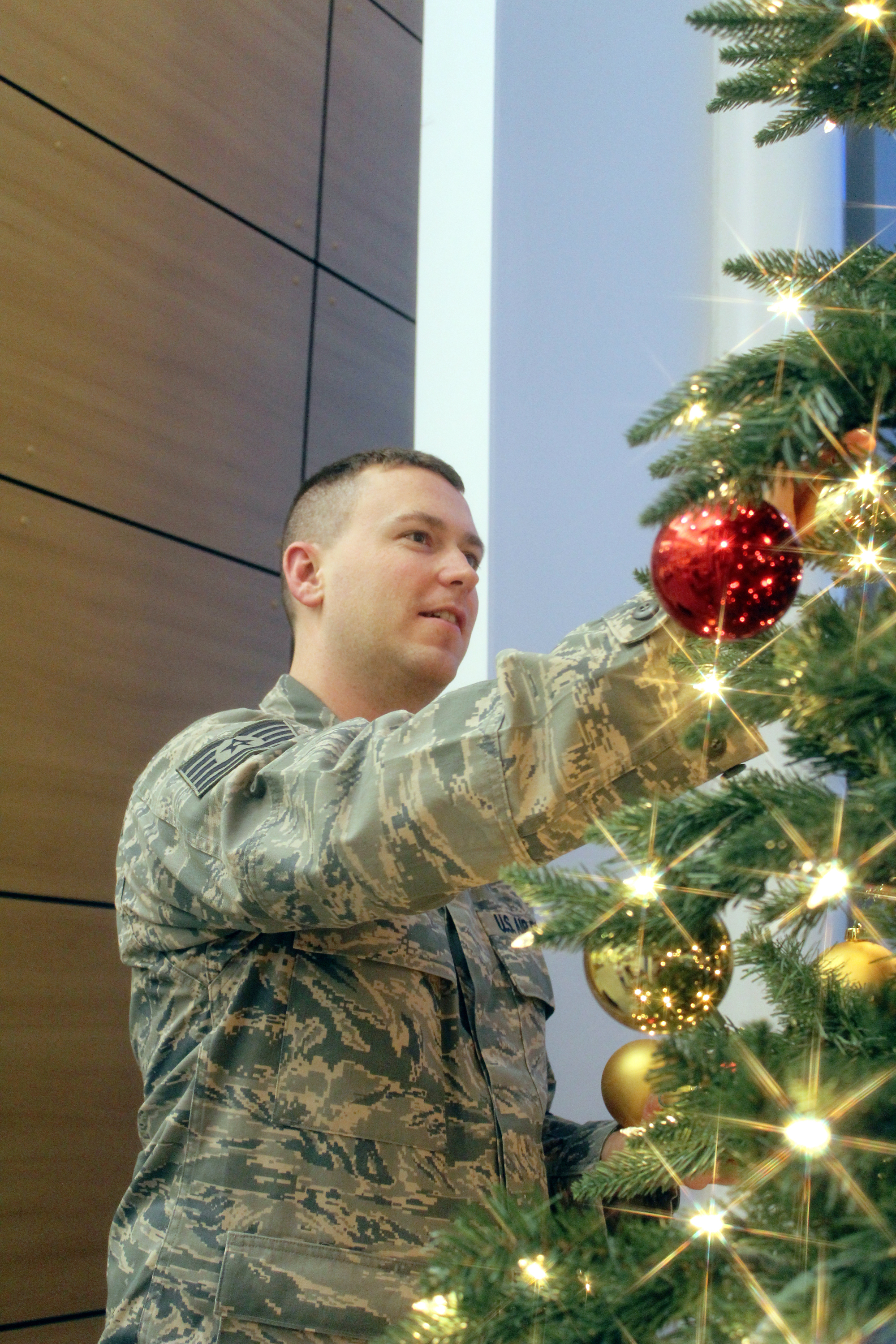 Reservists deck the halls at VA hospital