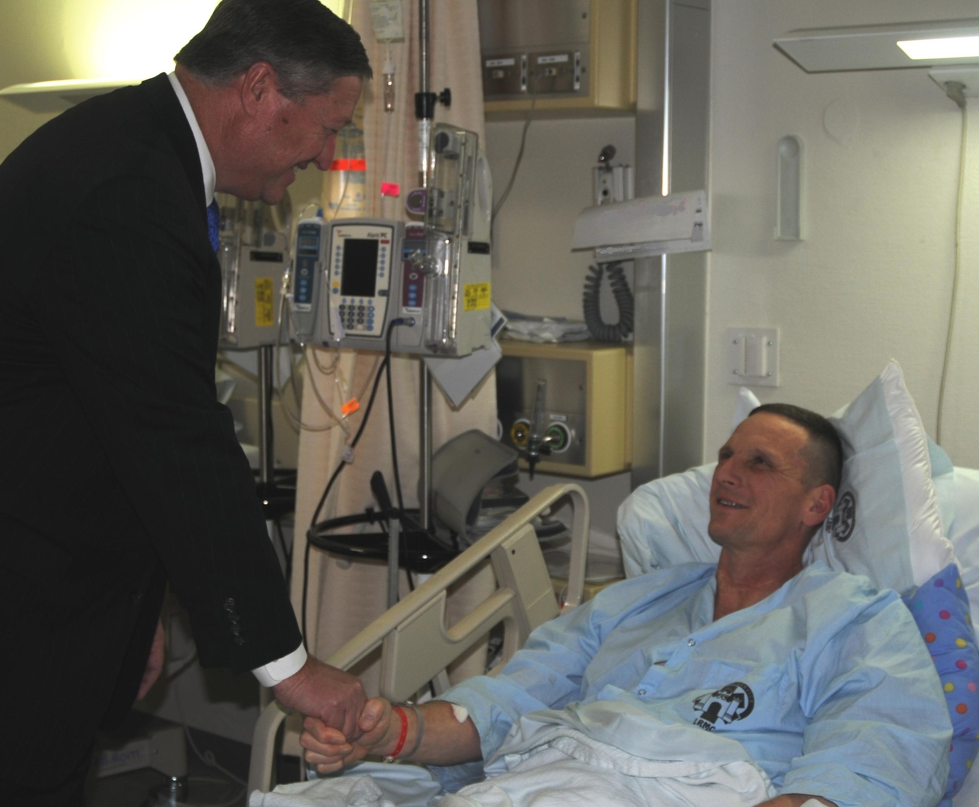 Secretary of the Air Force Michael Donley meets Air Force Master Sgt. Andrew Hood during his Dec. 23 visit with staff and patients at Landstuhl Regional Medical Center, Germany.  (U.S. Army Photo/Chuck Roberts)