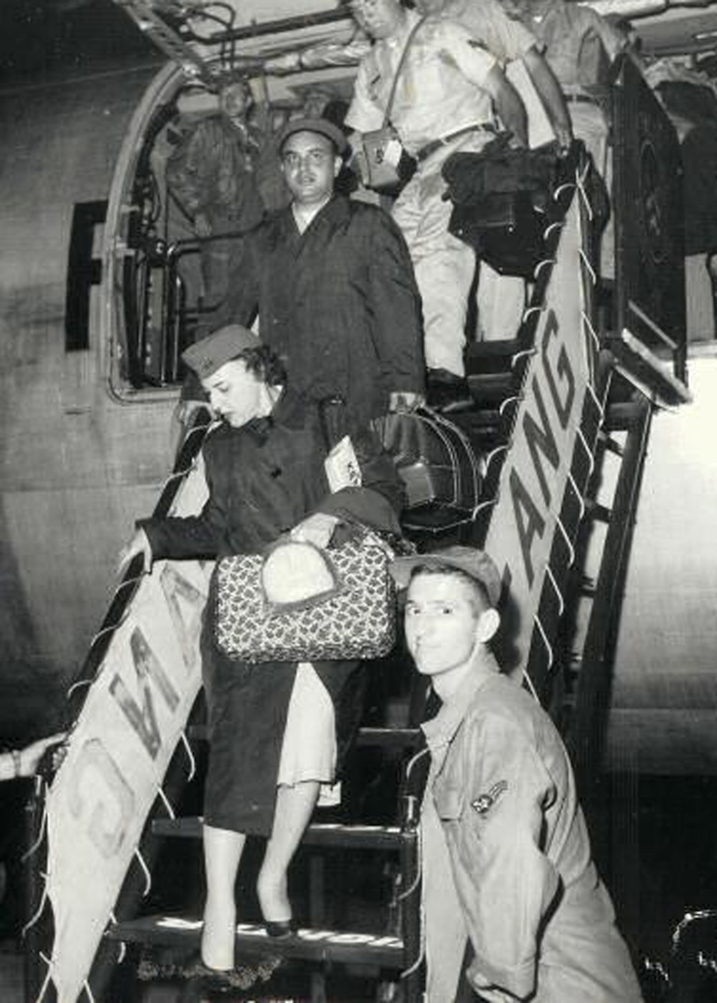 Capt. Dorothy Koch, chief nurse of the 131st Tactical Hospital, Missouri Air
National Guard, debarks on the return from France with the main body of
troops, August 1962.  (Photo by 131st Bomb Wing)
