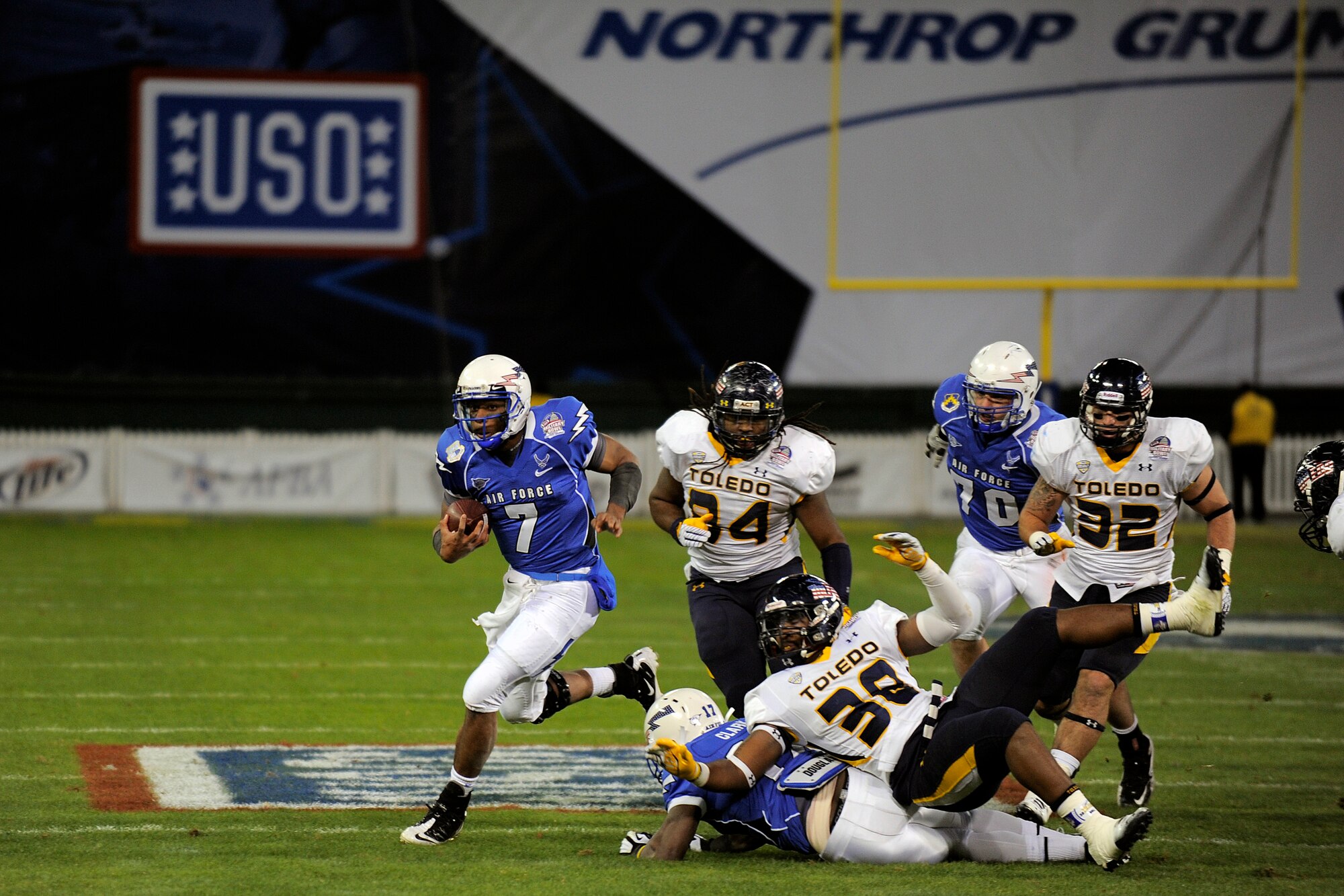 Tim Jefferson turns the corner at RFK Stadium Dec 28, 2011 in Washington DC.  The Falcons played the Toledo Rockets in the Military Bowl.   (Air Force photo/Ray McCoy)