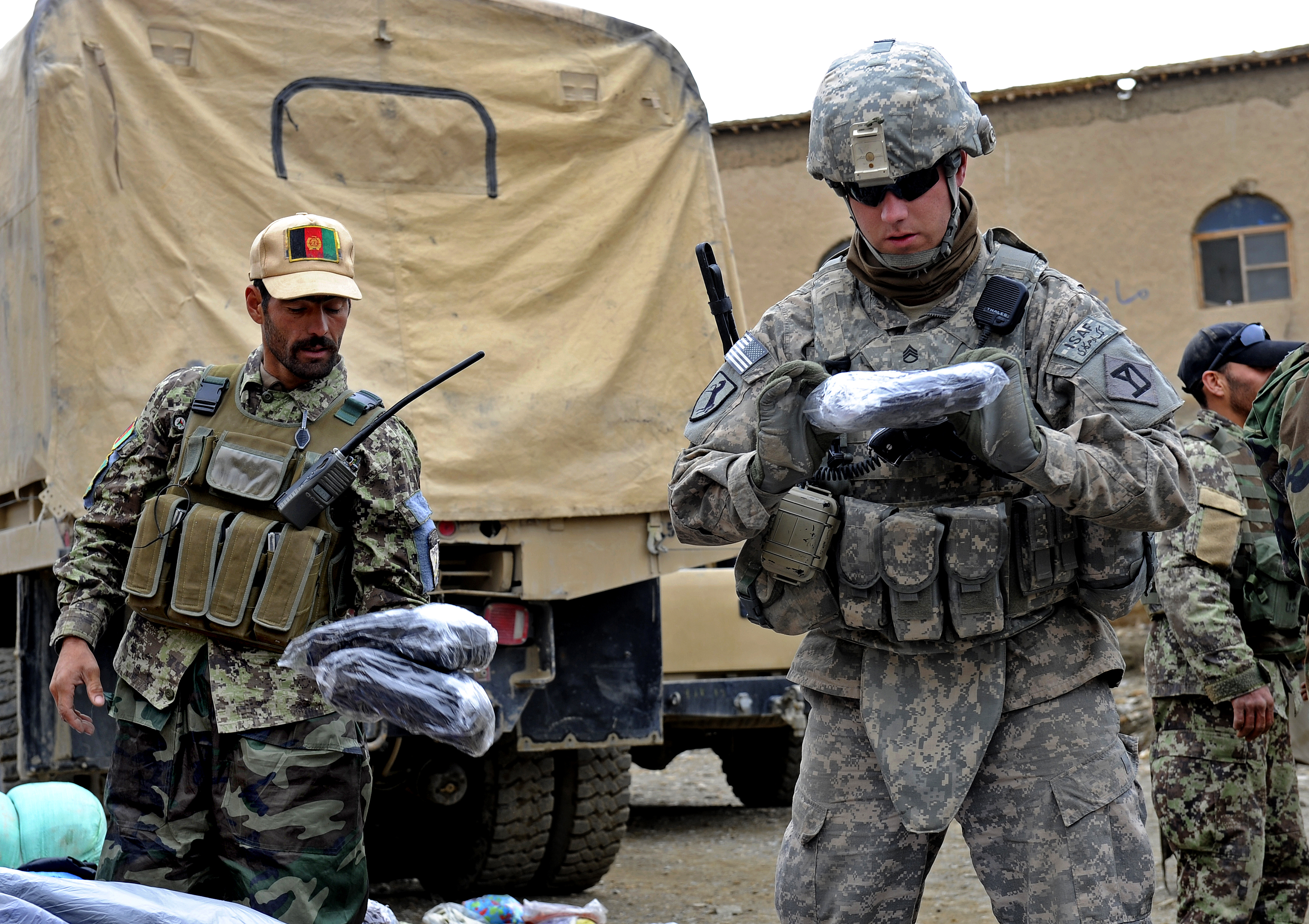 U S Army Staff Sgt Nathan Daisley Checks The Size Of A New