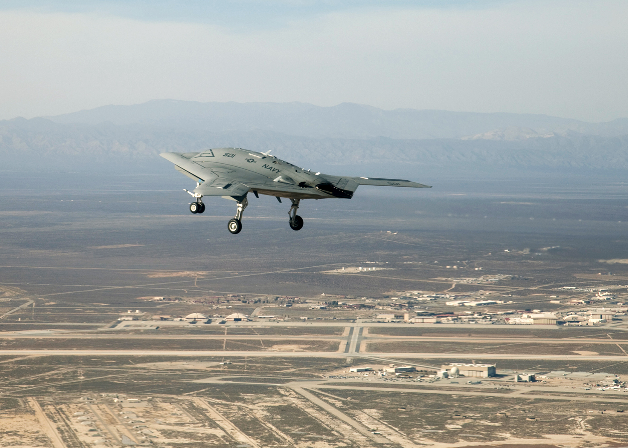 X47B demonstrates airworthiness, Team Edwards support continues